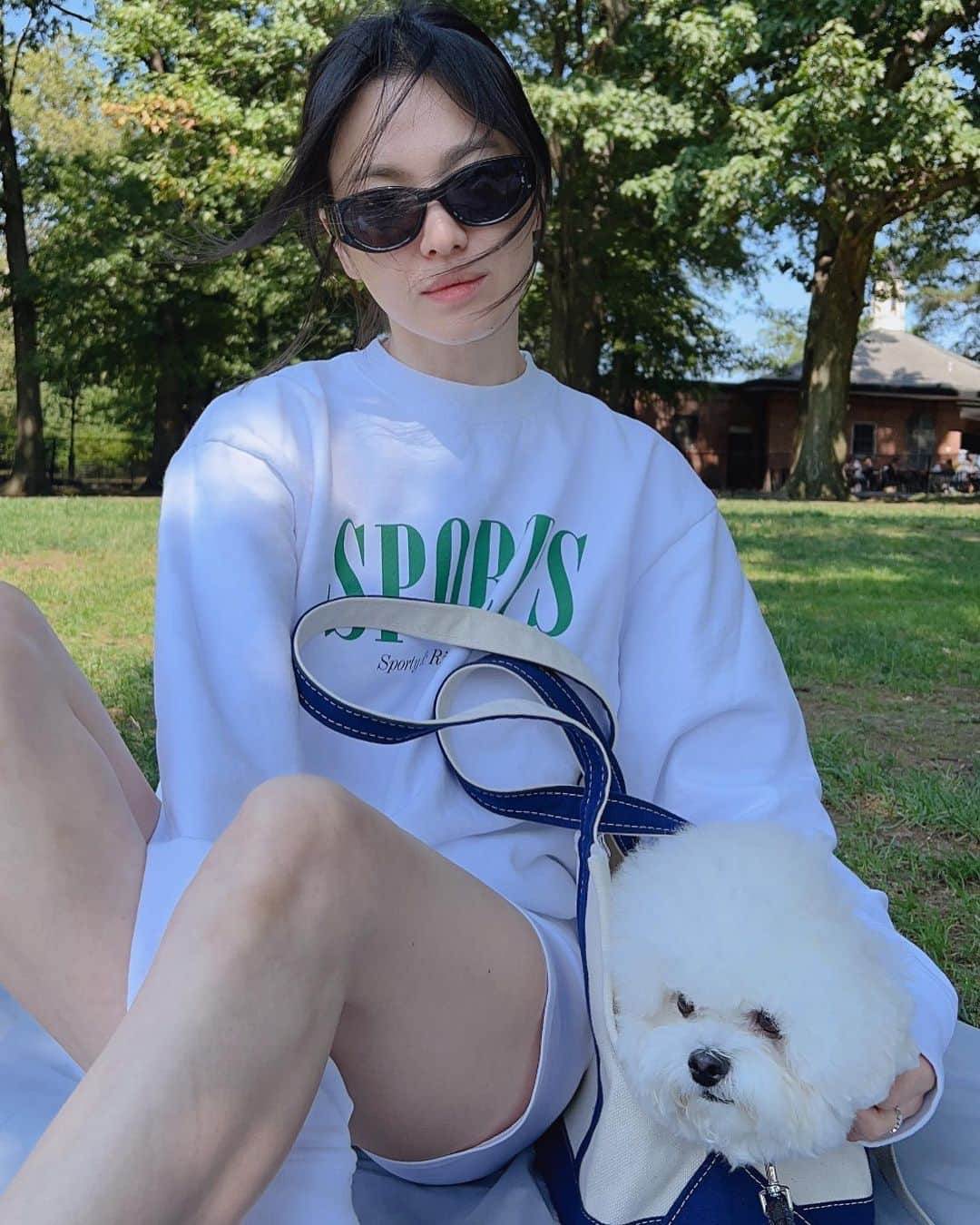 ソン・ヘギョのインスタグラム：「🌿🐶🌳」