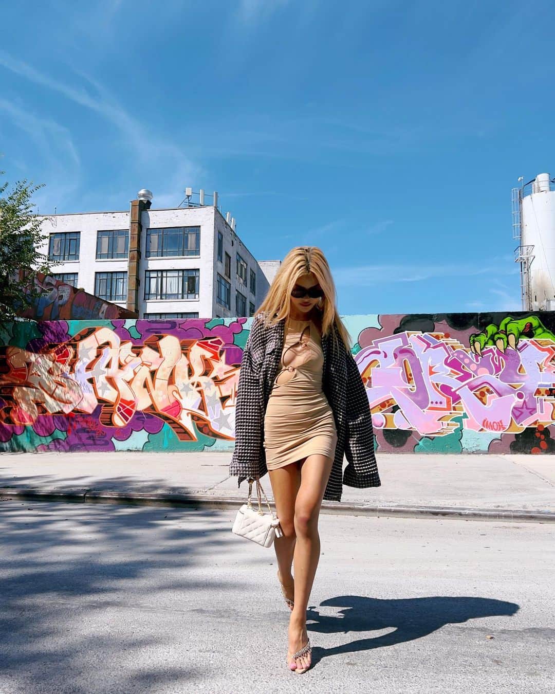 リリーマイマックのインスタグラム：「NYFW with @revolve 🚶‍♀️#RevolveGallery」