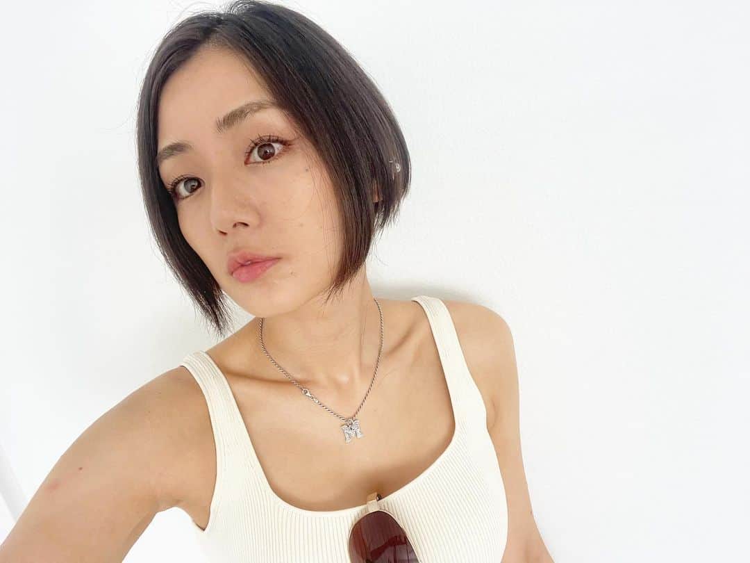 のインスタグラム：「🌻🍍  まだ夏の気持ちでいたい  #moemikatayama   （でも羽織りものないと寒い...🌚）」