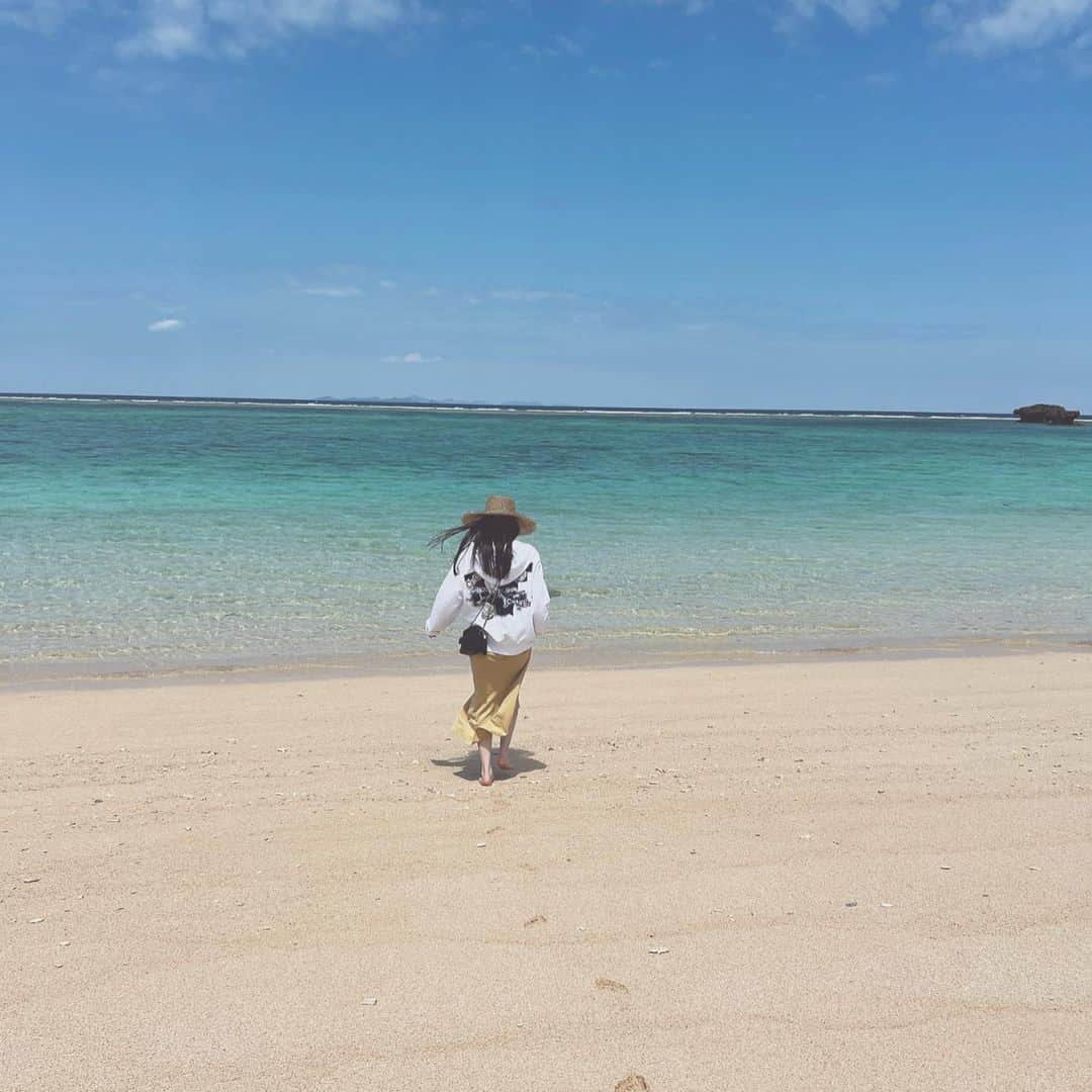 清水彩子のインスタグラム：「夏の想い出パート2  今年は動画にも力を入れてドローン撮影も✨沖縄も素敵な所だけど、来年は海外撮影も出来るかな？  #沖縄 #ドローン #お仕事」