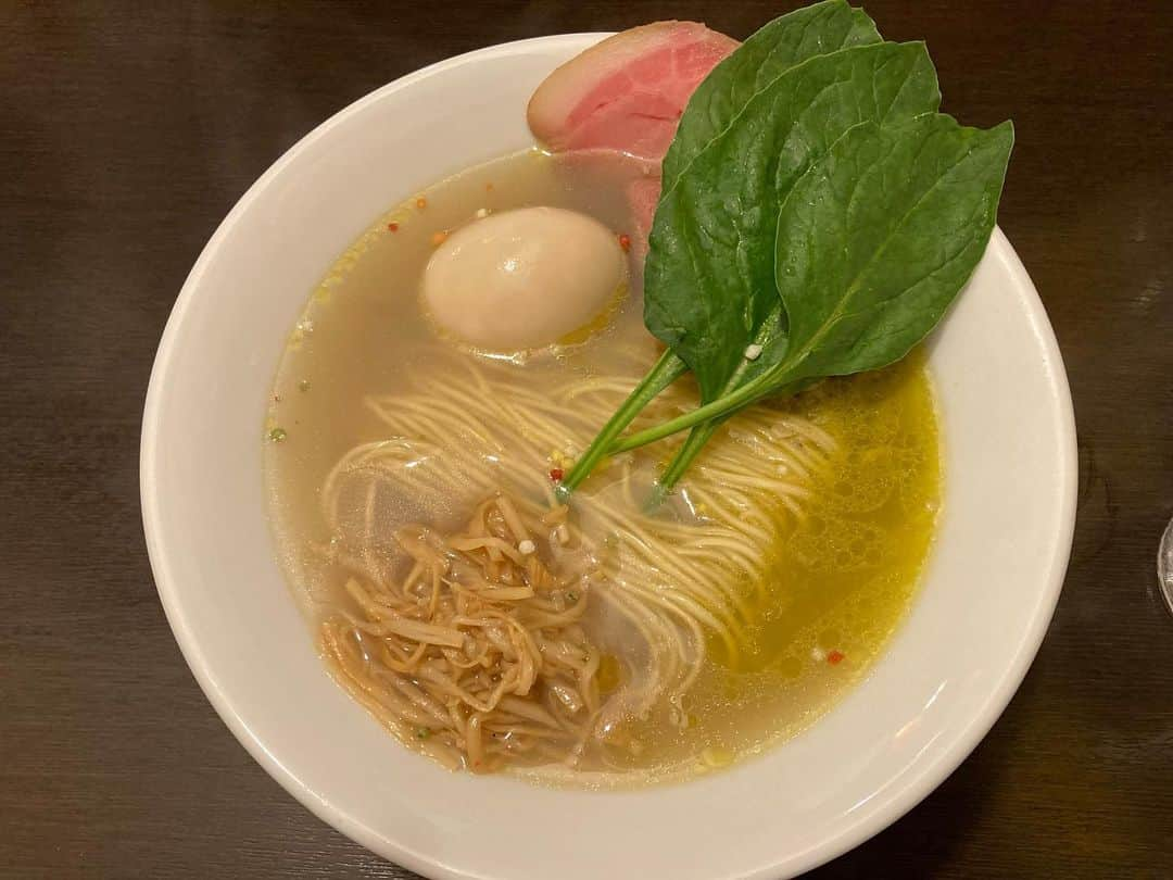 和田政宗さんのインスタグラム写真 - (和田政宗Instagram)「日々のラーメンシリーズ再開！  7月に食した、六本木「拉麺はま家」の「特性牡蠣とあさりオイルの塩そば」。  私の仙台の友人が始めたので来店したのですが、お世辞抜きで美味しさにたまげました！  一生で食べたラーメンの中で3本に入る美味しさ。  ぜひ皆様も一度ご賞味を！」9月11日 9時52分 - wadamasamune