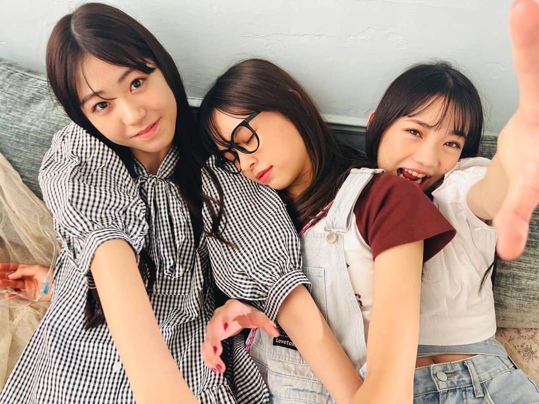 ニコ☆プチのインスタグラム：「📸💗  撮影のあいまは基本わちゃわちゃ😚😚😚 ちなみにみんな私服❤︎おしゃれ🥰  #濱﨑心愛 #星名ハルハ #星乃あんな #仲良し」