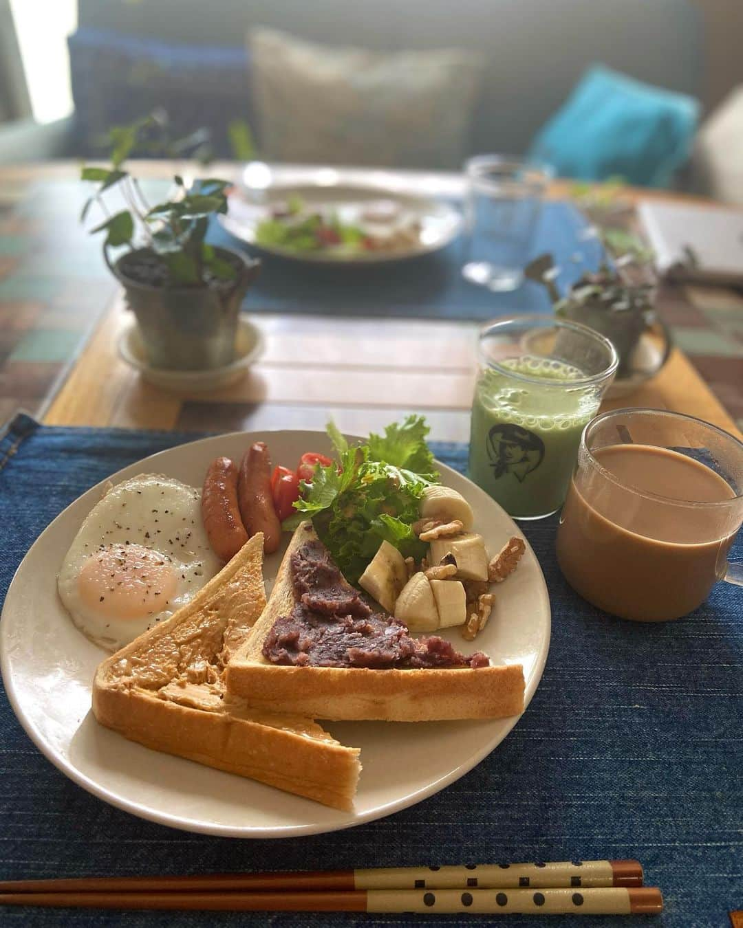 lalapinkのインスタグラム：「朝ごはん🍞  健康のために乳酸菌と酵素入りの青汁始めました。今日は豆乳割り🥛 飲めるけど美味しくない😆 次はバナナも入れてスムージーにしよう☝️  ⭐︎サラダ ⭐︎目玉焼き ⭐︎ウインナー ⭐︎バナナ ⭐︎トースト(ピーナッツきなこクリーム、粒あん) ⭐︎青汁 ⭐︎コーヒー  #あさごはん #朝ごはん #朝ご飯 #朝食 #モーニング #青汁 #乳酸菌入り青汁 #スムージー #トースト #ピーナッツきなこクリーム #富沢商店 #粒あん #あんこ #あんこ好き #トースト #おうちごはん #おうちご飯」