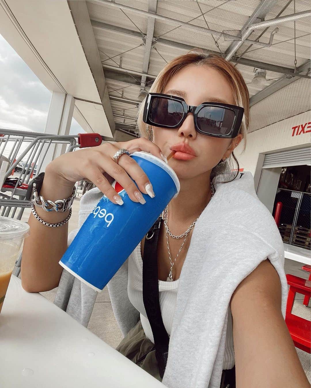 ✷kana✷のインスタグラム：「なんか髪ピンクにしたくなってきた🙄💕💦  #costco」