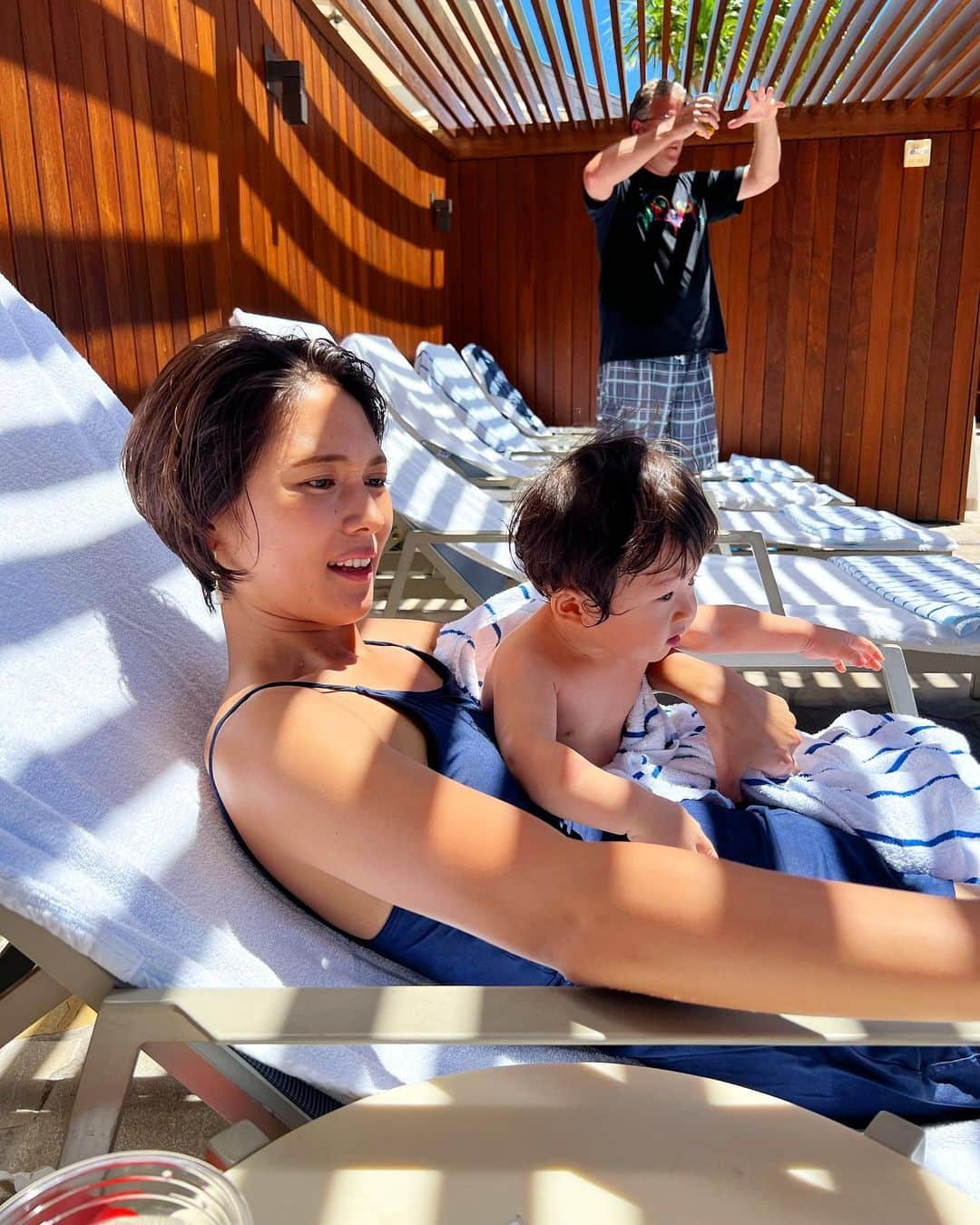 のインスタグラム：「. 息子2度目のプール🛟  赤ちゃん用の浮き輪でぷかぷか。  ちゃんと足をバタバタさせて きゃっきゃ、きゃっきゃ♪ 楽しんでいました☺️  #夏の思い出 #プール  #waikiki」