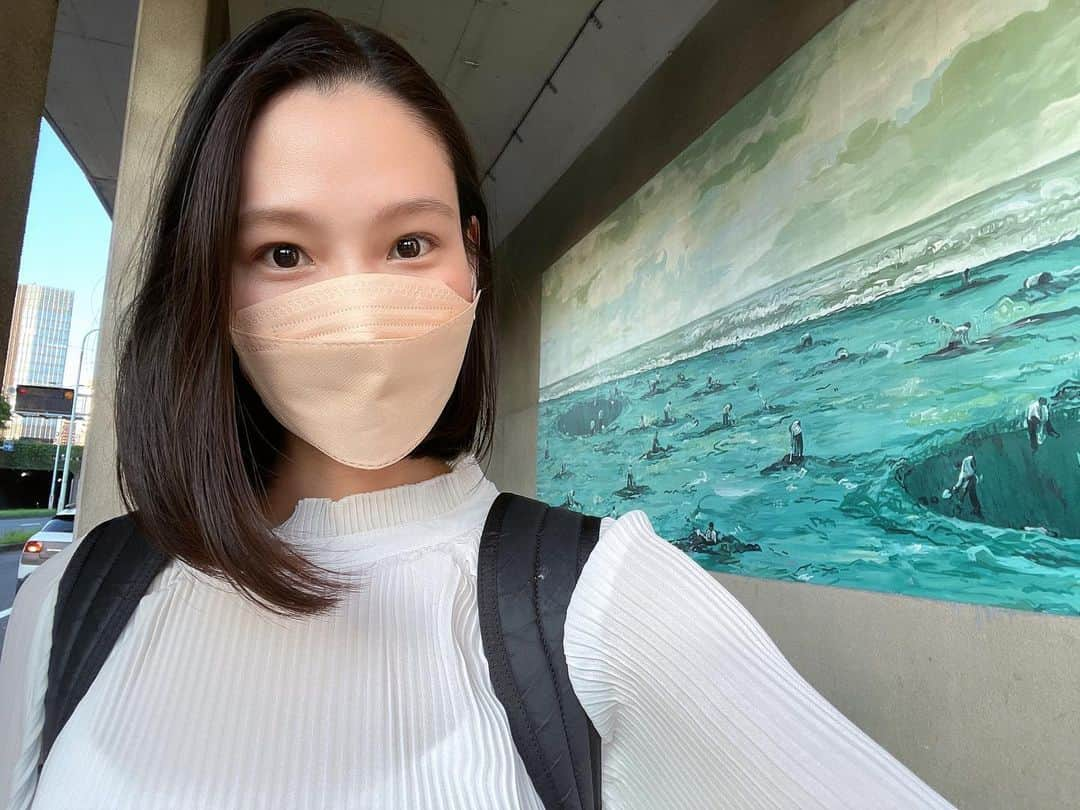 工藤采佳のインスタグラム：「撮影スタジオに忘れ物をしてしまい 急いで取りに戻ってくれたスタッフさんと 無事に落ち合えたあとの安堵の表情🥹*° 焦っとったけんよく見ると、 マスクも歪んどるし髪の毛乱れとるね笑  皆さん忘れ物には気をつけましょうね😂 スタッフさん本当にありがとうございました👏✨   #仕事帰り#帰り道 #六本木  #トンネル #絵」