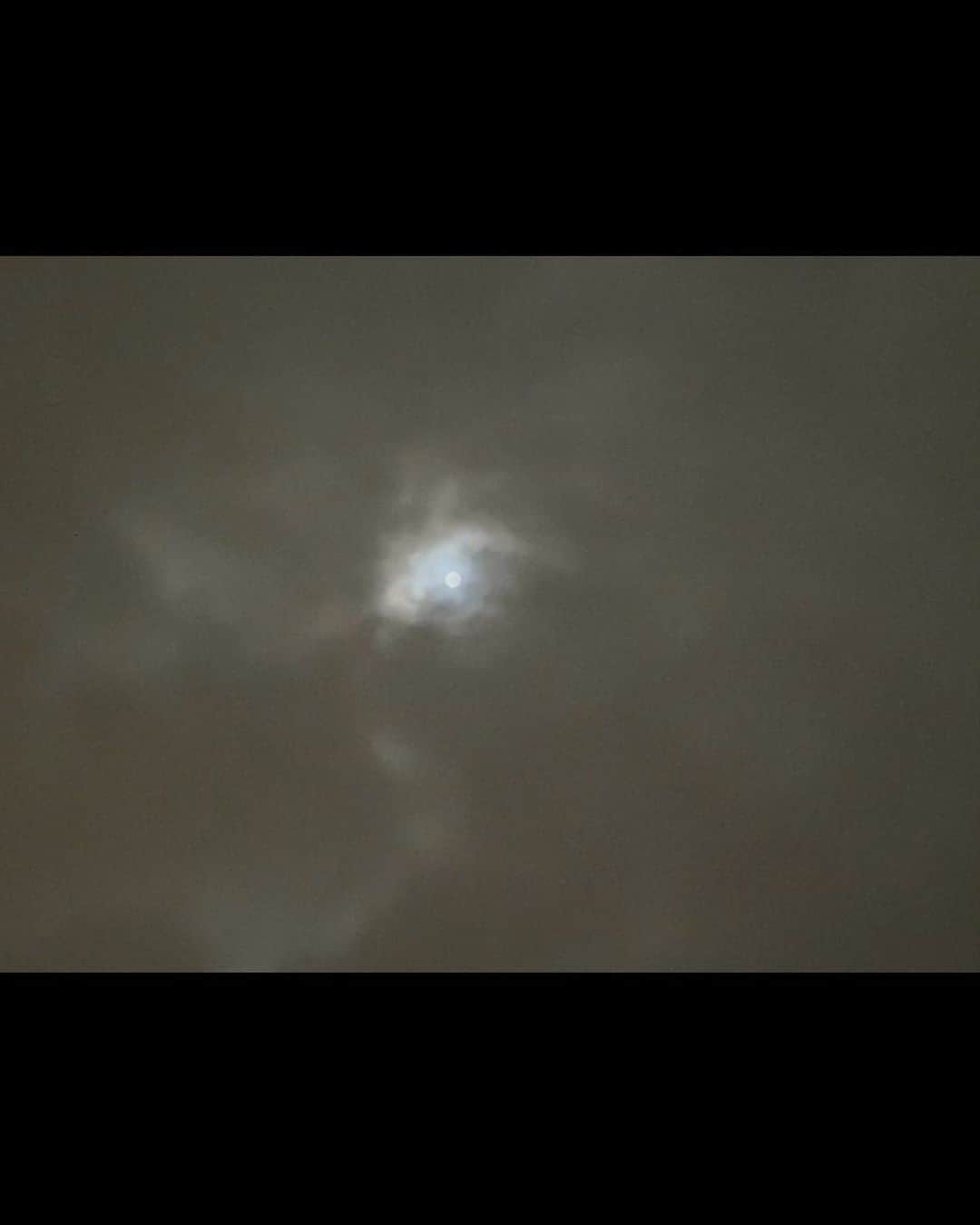 檜山沙耶さんのインスタグラム写真 - (檜山沙耶Instagram)「昨夜の月の様子。 雲の量が多い中、月の光が美しくみえました🌕 #中秋の名月」9月11日 12時49分 - sayahiyama