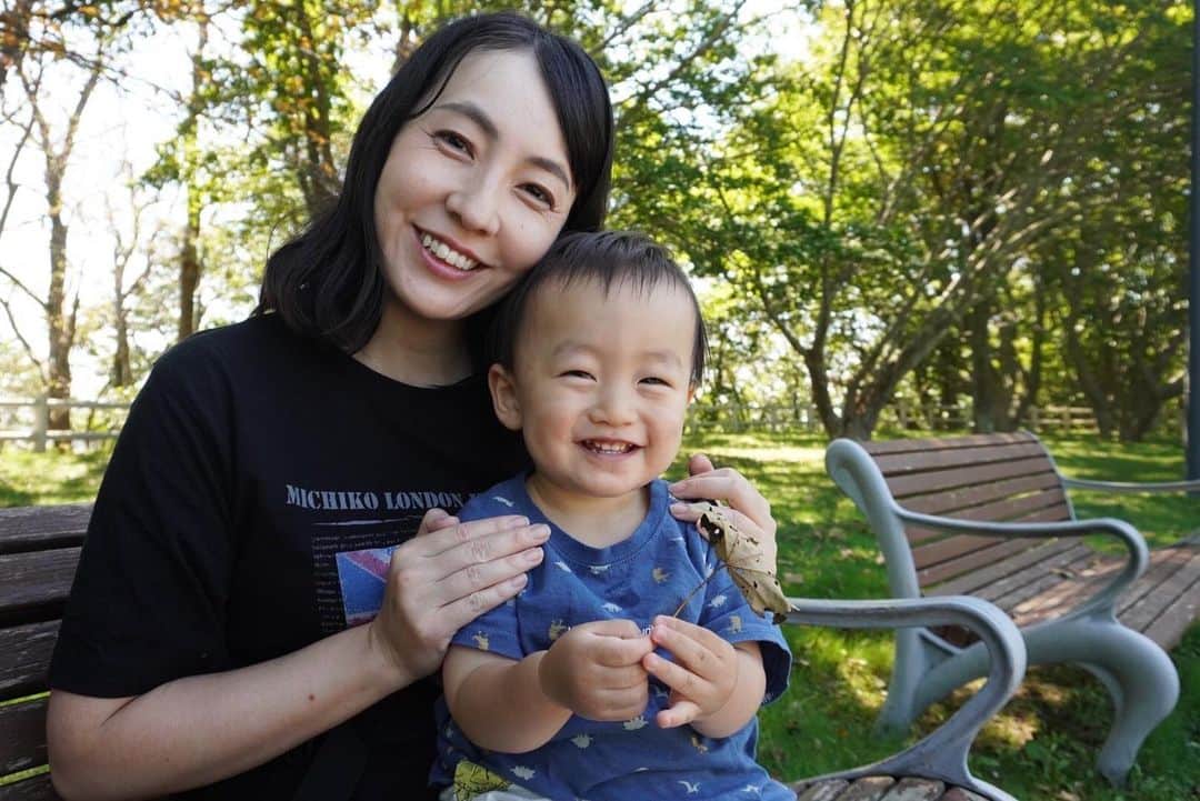 寺岡のぞみのインスタグラム：「久しぶりの2ショット写真を撮りました🤳 1歳5ヶ月になり、成長が著しい息子くん。 言葉もたくさん理解出来ていて、お話も、単語が出てきています。 「パパ、ママ、じぃじ、ばぁば、アンパンマン 、葉っぱ、わんわん、ブーブ…」  このままでいて欲しい気持ちと、成長が楽しみな気持ちと…  でも、やっぱり、この成長が、今の何よりの私の楽しみです。」
