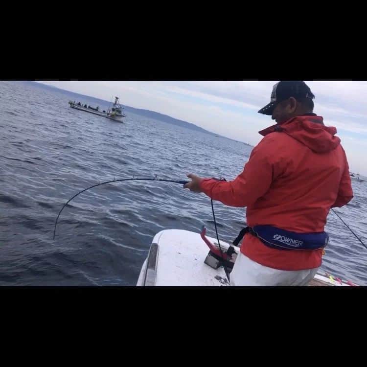 佐々木主浩のインスタグラム：「鮭釣りへ行ってきました！ 全員規定数釣れて大満足です。 数年通ってこれだけ釣れたのは初でした！ 鮭は自称カメラマンのたかし君に鮭とば作らせてみます。 イクラの醤油漬けも楽しみです。  #鮭　#アキアジ　#釣り」
