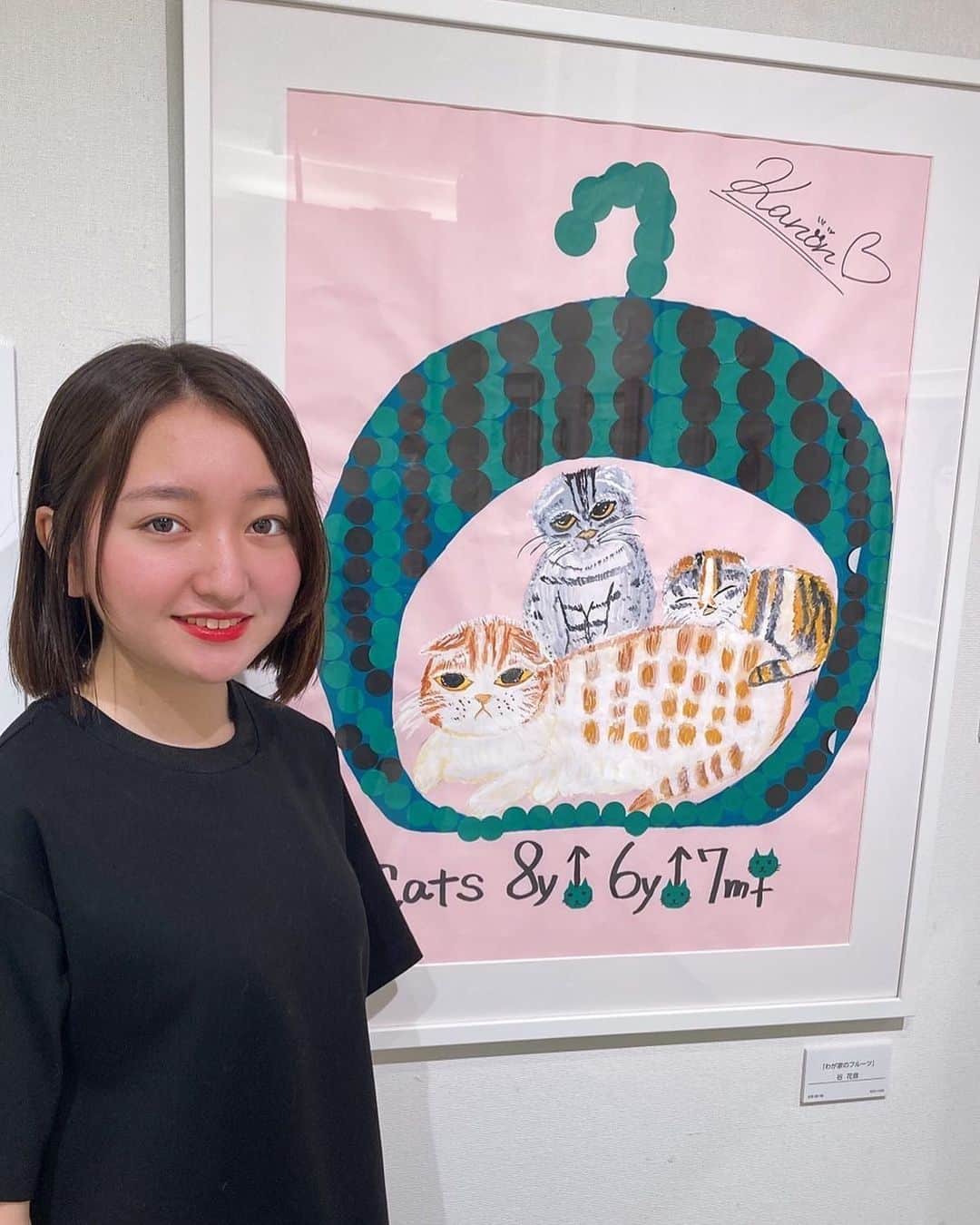 のインスタグラム：「・ 24周年「文化人・芸能人の多才な美術展」2022に行ってきました！  毎回猫たちの絵を書かせていただいているので今回も我が家の猫たちを書きました🎶  勉強の息抜きにやっていたので時々猫たちに悪さされそになりながら何とか守り抜きました笑笑  #谷花音 #多彩な美術展 #2022 #猫って #描くの #難しい。」