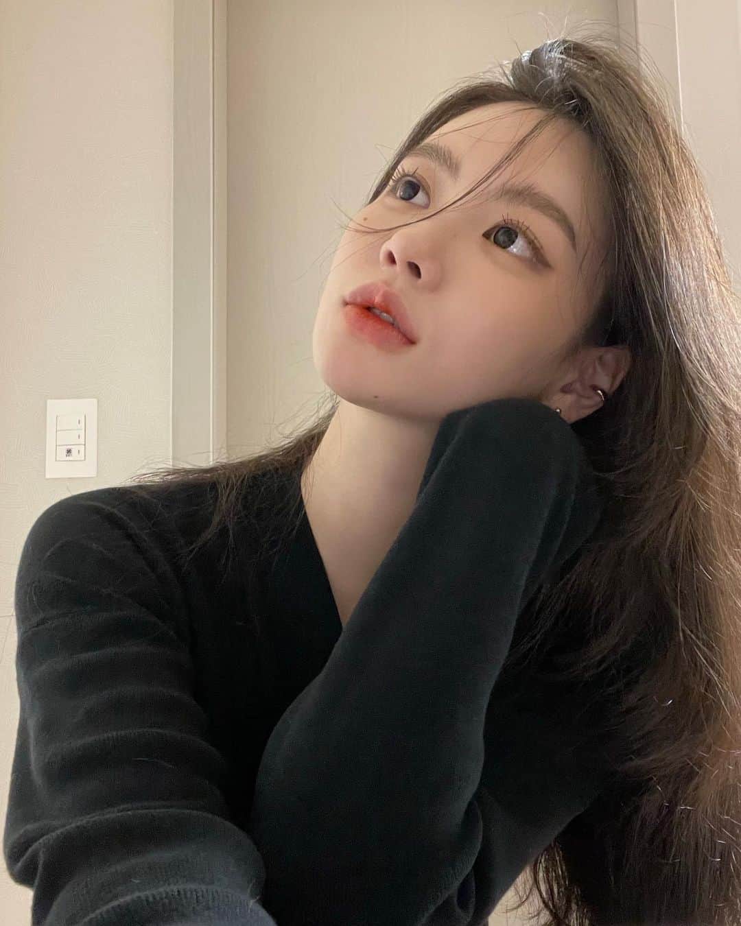 イ・ミンジュのインスタグラム：「씻고 자자😦」