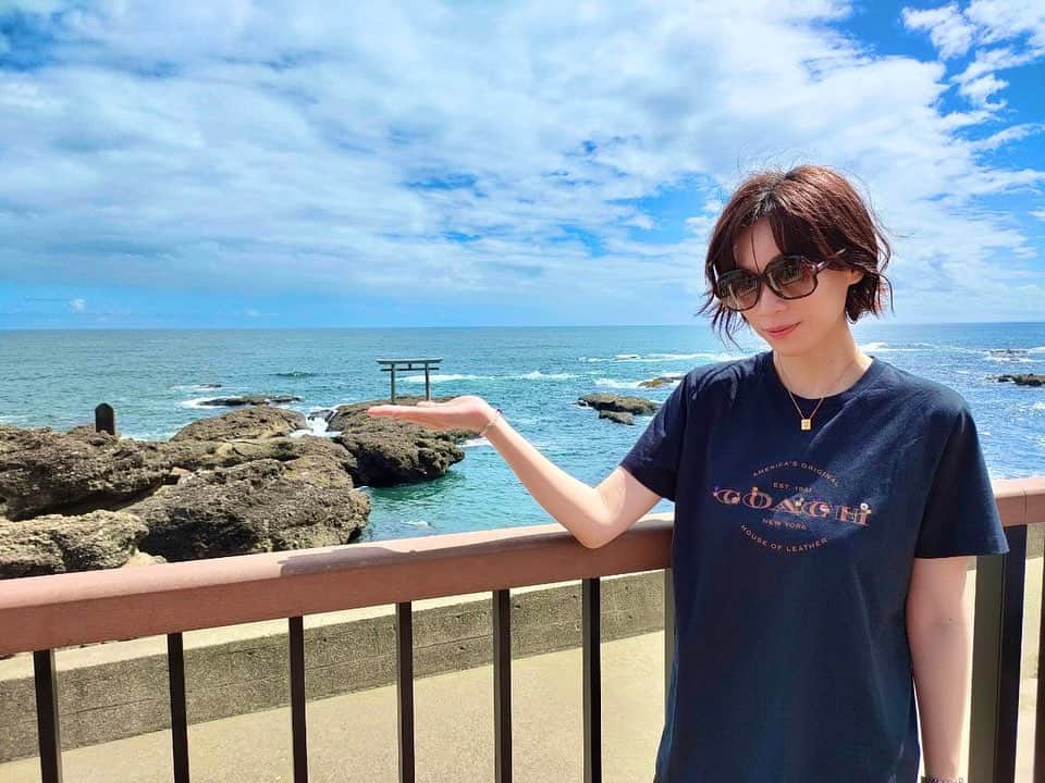 謝依旻のインスタグラム：「先日、初めて大洗神社に行ってきました⛩✨  とても素敵な場所で心がキレイに？なった気がします😊✨  神社の近くのお寿司🍣も最高に美味しかったです✨  来週から対局や仕事が忙しくなりそうですが、体調を気をつけながら頑張りたいと思います✨  #茨城　初上陸^ ^ #大洗神社 #大洗グルメ  #お寿司 #まぐろ浜ずくし」