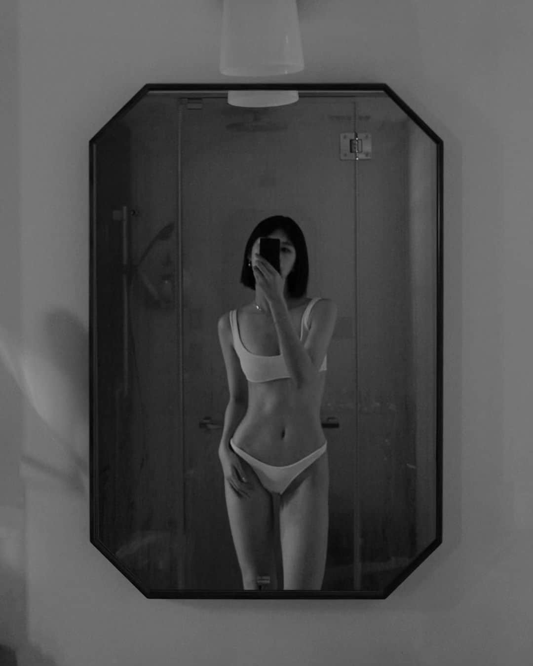 新井貴子のインスタグラム：「🌚  筋肉確認中。」