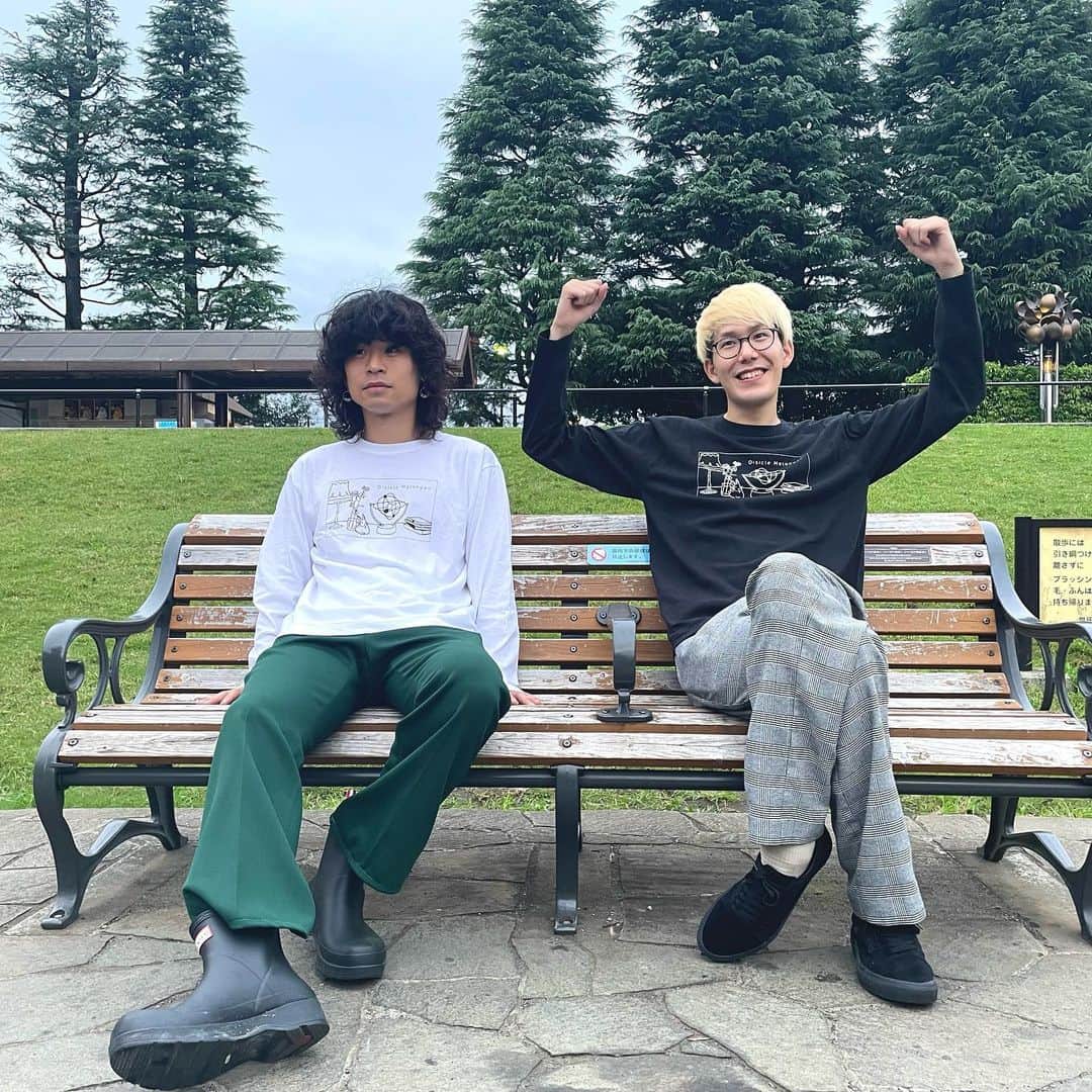 のインスタグラム：「. 「おいしくるメロンパン cubism tour -トワイライト・フィルムショー-」ツアー新グッズのご紹介！  お次は、ロンTです👕  ■天体模型ロンT（ホワイト / ブラック）  UtopiaのMVモチーフの素敵なデザインです🐰  原着用：ブラック・XL 峯岸着用：ホワイト・XL」