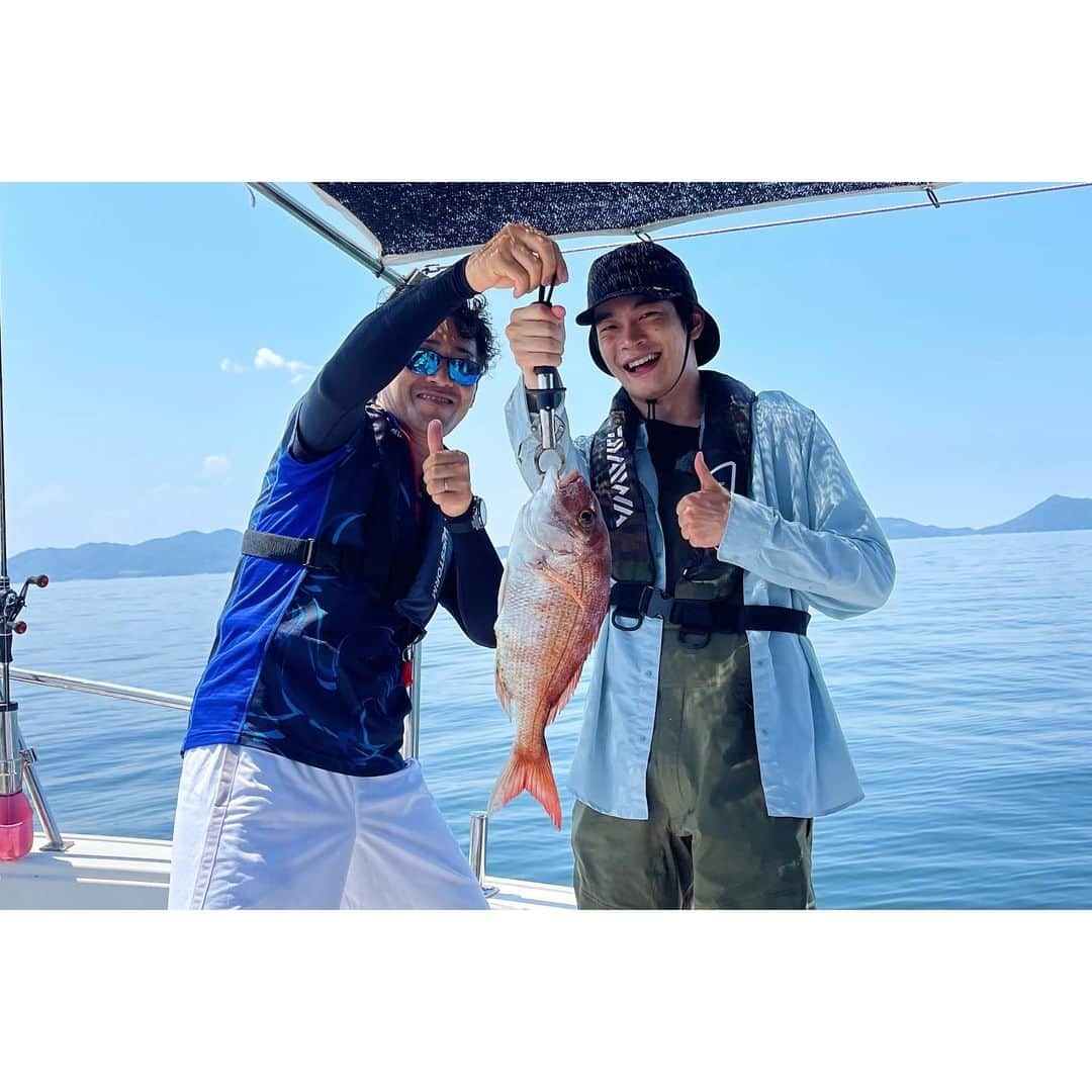 井之脇海さんのインスタグラム写真 - (井之脇海Instagram)「「釣りびと万歳」ご視聴ありがとうございました！  目標の60センチのマダイには届きませんでしたが、50センチを釣り上げられて、とっても嬉しかったです🎣  支えてくれた釣りアニキこと、高田千津雄さん、ありがとうございました！  いつか60センチ級にリベンジします！  やっぱり自然は癒されますね🐟  #釣りびと万歳 #ひとつてんや #瀬戸内海」9月11日 18時55分 - kai_inowaki