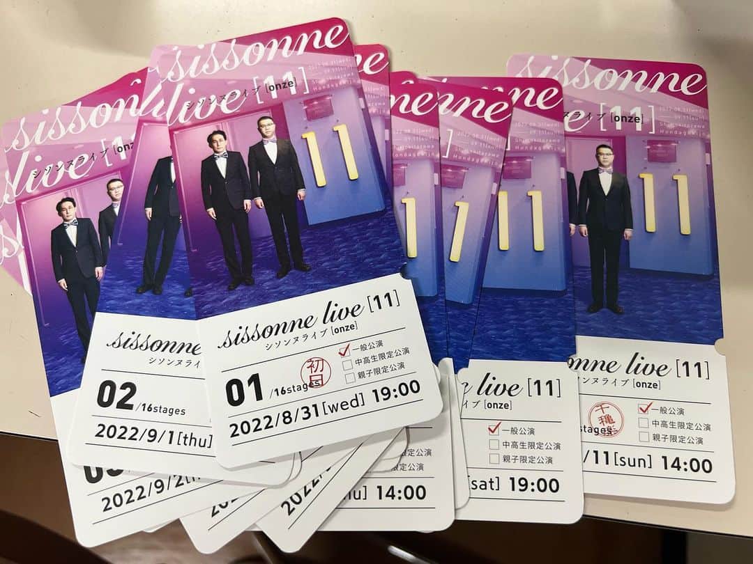 長谷川忍のインスタグラム：「シソンヌライブonze全日程無事に終わりました今回も大勢の方に見ていただけて恐縮です、配信も引き続きよろしくお願いします。とあるコントでのカツラは鏡で見て愕然としたんで必見です。」
