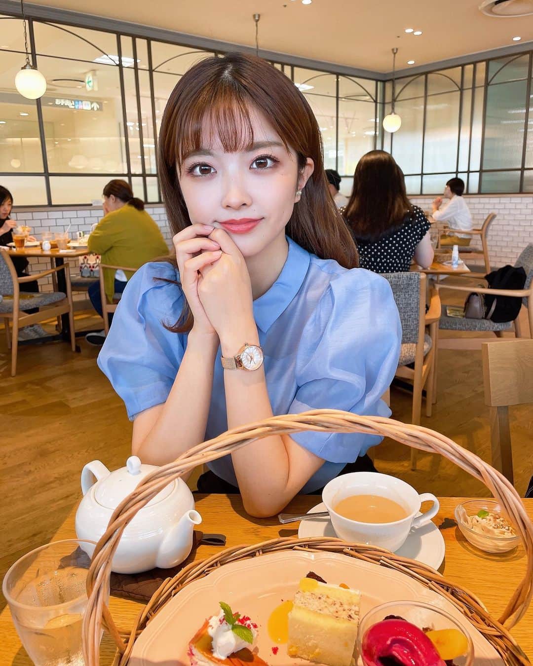 のインスタグラム：「・ カフェに行きました🫖 マロンミルクティーが大好きで毎年この時期に飲みに行ってる🤎 秋のスイーツ、もっとたくさん楽しみたい❕  #oliviaburton#oliviaburtontokyo#オリビアバートン#オリジョ#オリビア女子#カフェ#マロン#ミルクティー#セントフォース#セントフォース関西#女子大生」