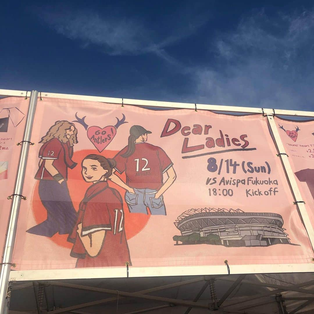 nanamyのインスタグラム：「Throwing Back the happy hot summer day in Kashima Soccer Stadium ⚽️🔥It was one of the big day in my career as a illustrator and was so happy to see lots of supporters was lining to get the collab merch that me and team designed! 🥹 Thank you to my best friends and family for coming and always supports me since I start illustration. Huge thank you to @kashima.antlers TEAM, Hanasan for your trust and this big opportunity ❤️ ・  8/14に行われた鹿島アントラーズの福岡戦、『Dear Ladies』で実際に見た景色は久しぶりのとっても大きな出来事で、大きな看板やフォトスポット、お客様がグッズに並ぶ姿や実際に着ている姿。暑くて暑くて倒れかけましたが笑、本当に感激の連続の1日でした。。初めて生で見るサッカーも想像よりも楽しくて、猛暑の中走り回る選手たちに勇気づけられました。。スポーツの力ってすごい。何よりも親友と家族が応援しに足を運んでくれた事、つなげてくれたゆうちゃん、何ヶ月もかけて、アイディアを交換したり形にしてくれた鹿島のはなさん、鹿島のチームの皆様、みなさん本当にありがとうございます。Go Antlers! ⚽️❤️‍🔥」