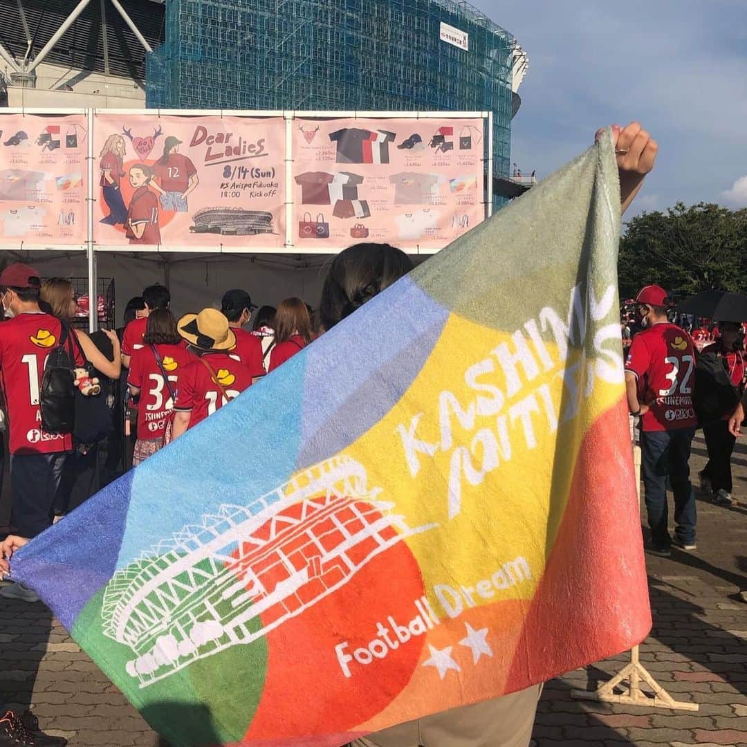 nanamyさんのインスタグラム写真 - (nanamyInstagram)「Throwing Back the happy hot summer day in Kashima Soccer Stadium ⚽️🔥It was one of the big day in my career as a illustrator and was so happy to see lots of supporters was lining to get the collab merch that me and team designed! 🥹 Thank you to my best friends and family for coming and always supports me since I start illustration. Huge thank you to @kashima.antlers TEAM, Hanasan for your trust and this big opportunity ❤️ ・  8/14に行われた鹿島アントラーズの福岡戦、『Dear Ladies』で実際に見た景色は久しぶりのとっても大きな出来事で、大きな看板やフォトスポット、お客様がグッズに並ぶ姿や実際に着ている姿。暑くて暑くて倒れかけましたが笑、本当に感激の連続の1日でした。。初めて生で見るサッカーも想像よりも楽しくて、猛暑の中走り回る選手たちに勇気づけられました。。スポーツの力ってすごい。何よりも親友と家族が応援しに足を運んでくれた事、つなげてくれたゆうちゃん、何ヶ月もかけて、アイディアを交換したり形にしてくれた鹿島のはなさん、鹿島のチームの皆様、みなさん本当にありがとうございます。Go Antlers! ⚽️❤️‍🔥」9月11日 19時35分 - nanamy