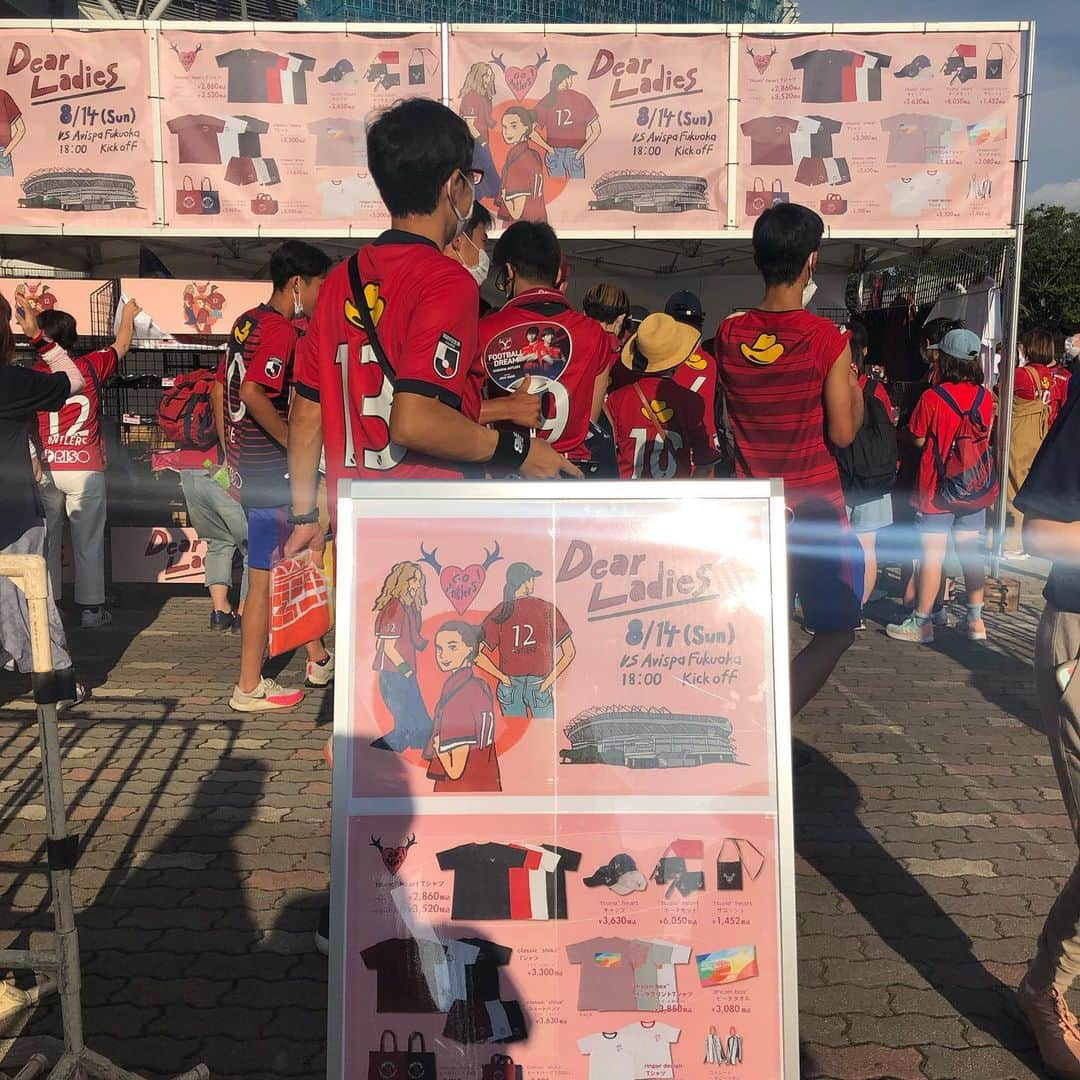 nanamyさんのインスタグラム写真 - (nanamyInstagram)「Throwing Back the happy hot summer day in Kashima Soccer Stadium ⚽️🔥It was one of the big day in my career as a illustrator and was so happy to see lots of supporters was lining to get the collab merch that me and team designed! 🥹 Thank you to my best friends and family for coming and always supports me since I start illustration. Huge thank you to @kashima.antlers TEAM, Hanasan for your trust and this big opportunity ❤️ ・  8/14に行われた鹿島アントラーズの福岡戦、『Dear Ladies』で実際に見た景色は久しぶりのとっても大きな出来事で、大きな看板やフォトスポット、お客様がグッズに並ぶ姿や実際に着ている姿。暑くて暑くて倒れかけましたが笑、本当に感激の連続の1日でした。。初めて生で見るサッカーも想像よりも楽しくて、猛暑の中走り回る選手たちに勇気づけられました。。スポーツの力ってすごい。何よりも親友と家族が応援しに足を運んでくれた事、つなげてくれたゆうちゃん、何ヶ月もかけて、アイディアを交換したり形にしてくれた鹿島のはなさん、鹿島のチームの皆様、みなさん本当にありがとうございます。Go Antlers! ⚽️❤️‍🔥」9月11日 19時35分 - nanamy