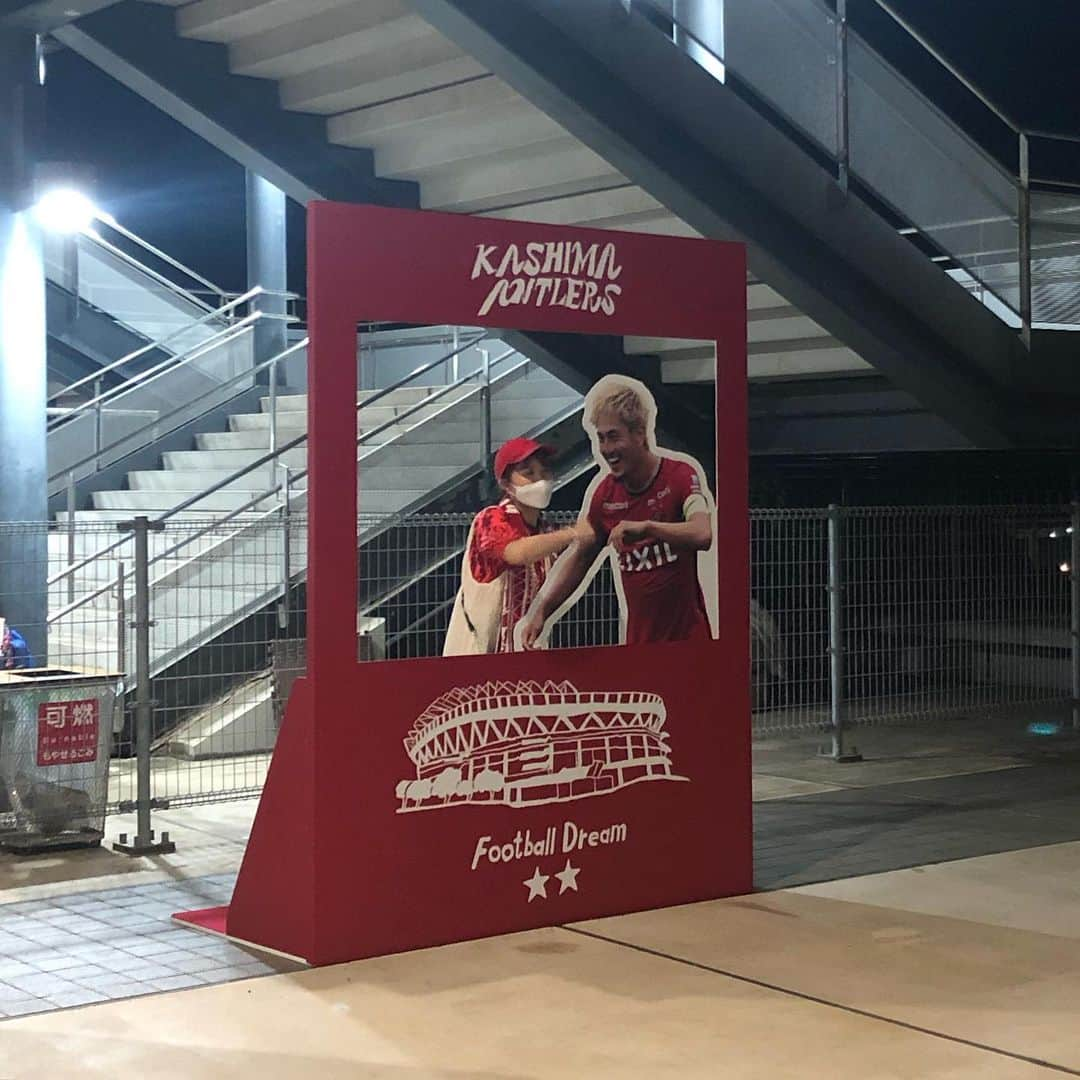 nanamyさんのインスタグラム写真 - (nanamyInstagram)「Throwing Back the happy hot summer day in Kashima Soccer Stadium ⚽️🔥It was one of the big day in my career as a illustrator and was so happy to see lots of supporters was lining to get the collab merch that me and team designed! 🥹 Thank you to my best friends and family for coming and always supports me since I start illustration. Huge thank you to @kashima.antlers TEAM, Hanasan for your trust and this big opportunity ❤️ ・  8/14に行われた鹿島アントラーズの福岡戦、『Dear Ladies』で実際に見た景色は久しぶりのとっても大きな出来事で、大きな看板やフォトスポット、お客様がグッズに並ぶ姿や実際に着ている姿。暑くて暑くて倒れかけましたが笑、本当に感激の連続の1日でした。。初めて生で見るサッカーも想像よりも楽しくて、猛暑の中走り回る選手たちに勇気づけられました。。スポーツの力ってすごい。何よりも親友と家族が応援しに足を運んでくれた事、つなげてくれたゆうちゃん、何ヶ月もかけて、アイディアを交換したり形にしてくれた鹿島のはなさん、鹿島のチームの皆様、みなさん本当にありがとうございます。Go Antlers! ⚽️❤️‍🔥」9月11日 19時35分 - nanamy