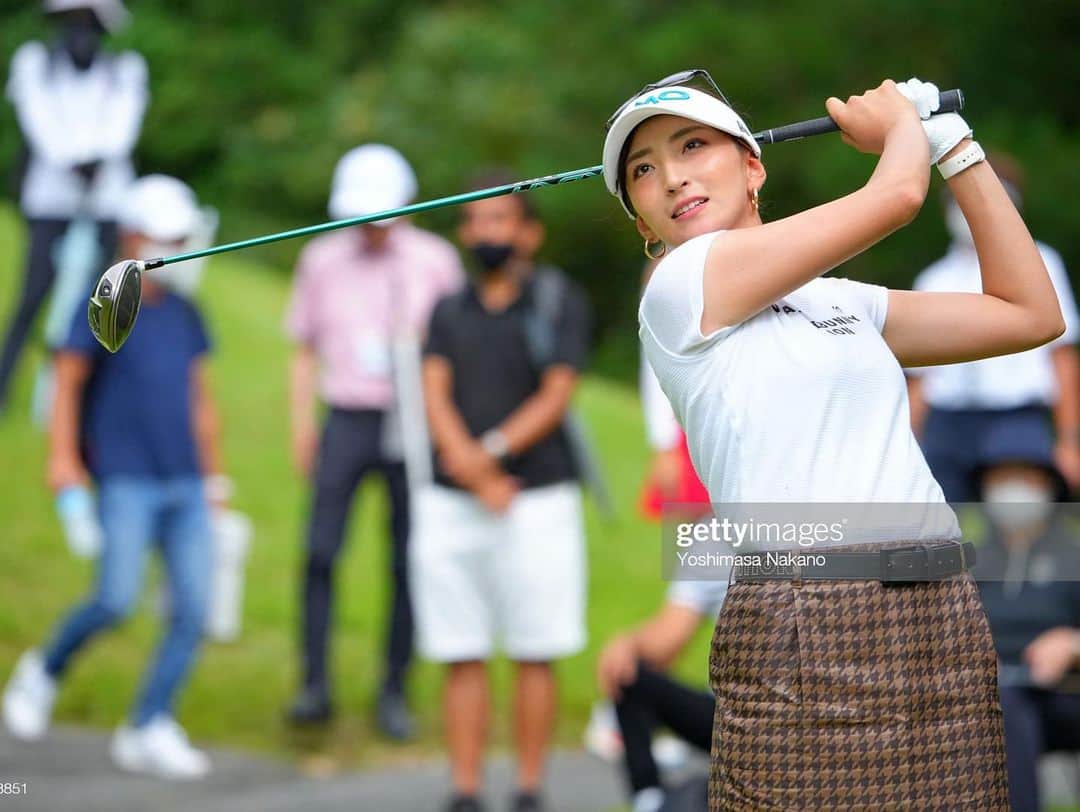 脇元華さんのインスタグラム写真 - (脇元華Instagram)「日本女子プロゴルフ選手権大会コニカミノルタ杯  楽しくゴルフする事が出来ました！  まだまだ課題だらけなので頑張ります！  ファンの皆さんいつも本当にキツい道を登って下って応援についてきてくださってありがとうございます😭❤️  頑張ります！！  開史もキャディーしてくれてありがとー！（@kaishi.yumoto ）  そして（@masterbunnyedition_official ）の新作秋冬ウェアも激カワなので写真たくさん載せます🥴  #脇元華 #GMO #HORIBA #UMK #IDEX #Taylormade #masterbunnyedition #eyevol #newera #briefing #adidas #golf #テーラーメイド #マスターバニー #ニューエラ #ブリフィング #アディダス #ゴルフ #golf」9月11日 19時32分 - hana.wakimoto