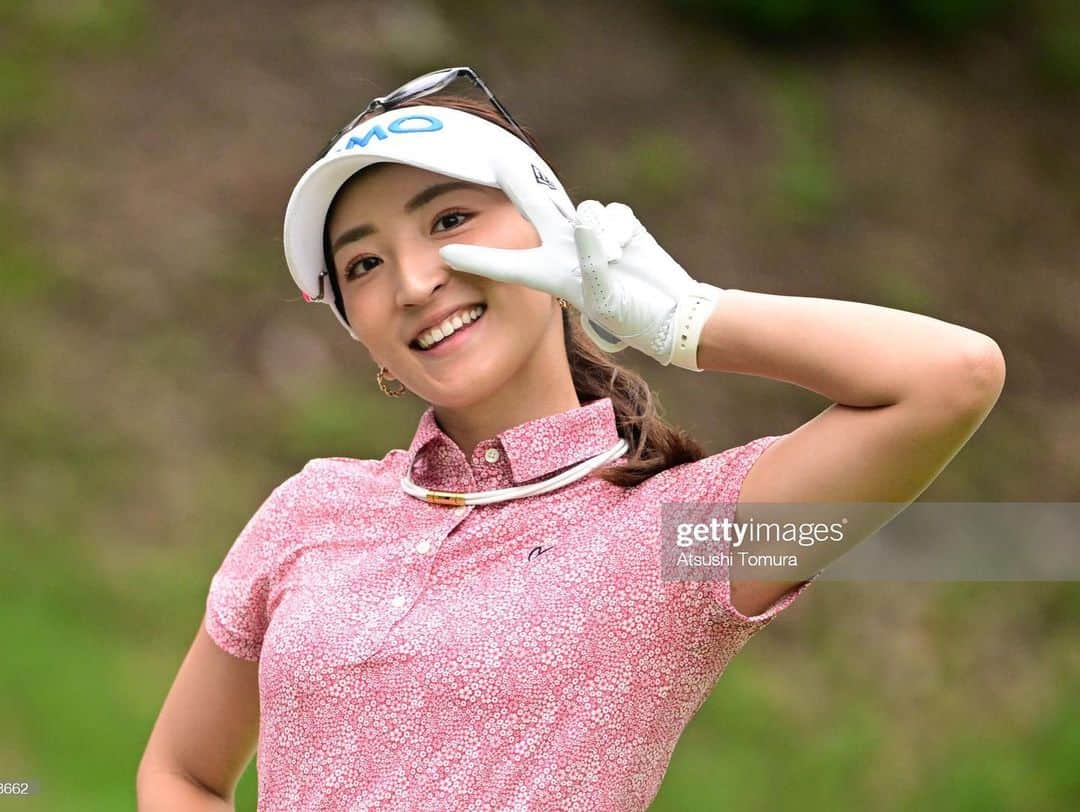脇元華のインスタグラム：「日本女子プロゴルフ選手権大会コニカミノルタ杯  楽しくゴルフする事が出来ました！  まだまだ課題だらけなので頑張ります！  ファンの皆さんいつも本当にキツい道を登って下って応援についてきてくださってありがとうございます😭❤️  頑張ります！！  開史もキャディーしてくれてありがとー！（@kaishi.yumoto ）  そして（@masterbunnyedition_official ）の新作秋冬ウェアも激カワなので写真たくさん載せます🥴  #脇元華 #GMO #HORIBA #UMK #IDEX #Taylormade #masterbunnyedition #eyevol #newera #briefing #adidas #golf #テーラーメイド #マスターバニー #ニューエラ #ブリフィング #アディダス #ゴルフ #golf」
