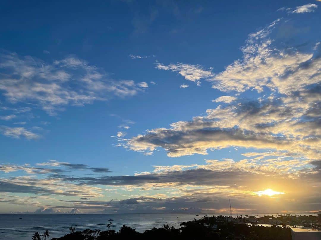 伊東美咲のインスタグラム：「#Hawaii #夕焼け #SUNSET #ハワイの夕焼け #自然 #ムーンロード  今日の夕焼けも綺麗でした。今夜は綺麗な満月、海面に描かれる一筋の光の道、ムーンロードが見れるかもしれません。」