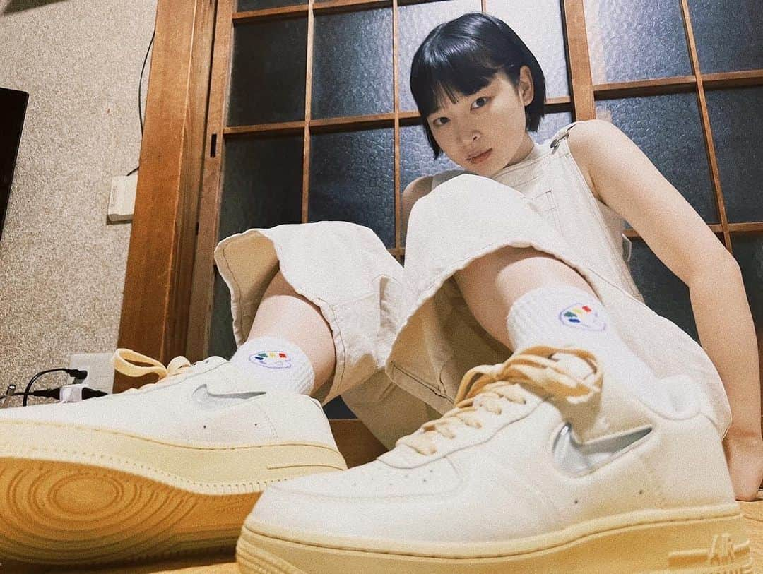 まるいるい（たまゆら学園）のインスタグラム：「ㅤㅤㅤㅤㅤㅤㅤㅤㅤㅤㅤㅤㅤ カッコ良いスニーカーを頂いたのら✌︎ @nike @atmospink_dance_official  #nike #nikeshoes #airforce1 #wmns  #atomospink #唇にイ草付いてる」