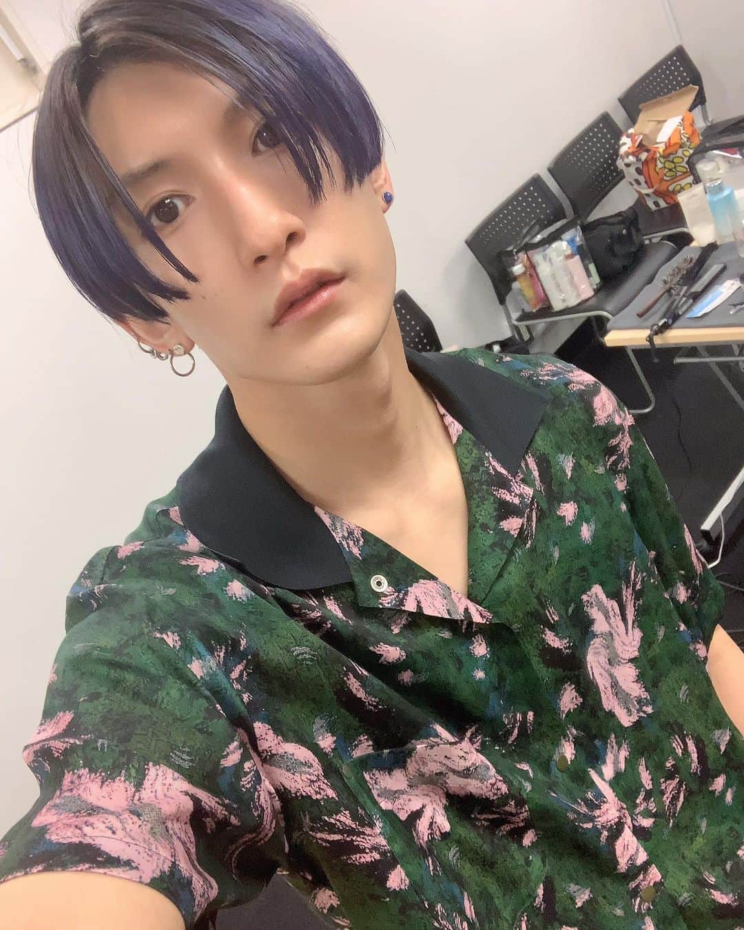 梅津瑞樹のインスタグラム：「神保町で撮影した時のもの。 慣れ親しんだ街でも、仕事で行くとまた街の表情が変わってみえて面白かった。 というより、もう二度と行くかも分からない場所でならどこまでも自意識を抑えて撮影に臨めるけれど、考えるまでもなく再び訪れるであろう場所では、やはり小っ恥ずかしさが拭えない。 街行く人ではなく、街そのものに見られている気がしてどうにも覚束なかったが、因縁浅からぬ矢口書店でも撮影すると聞いた時は、正直、悪戯心の様なものがむくむくと湧いてニンマリとした。  撮影の様子は動画にしてYouTubeにあげました。 夜の過ごし方で検索してみてください。」
