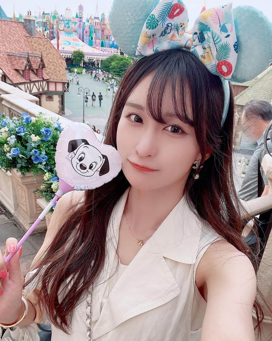 間宮みやのインスタグラム：「・ 🐭🏰.*   #ディズニー  #ディズニーランド  #自撮り  #セルフポートレート  #白ワンピース  #被写体 #ポートレートモデル #コスプレイヤー   #ポートレート  #ポートレート撮影モデル」