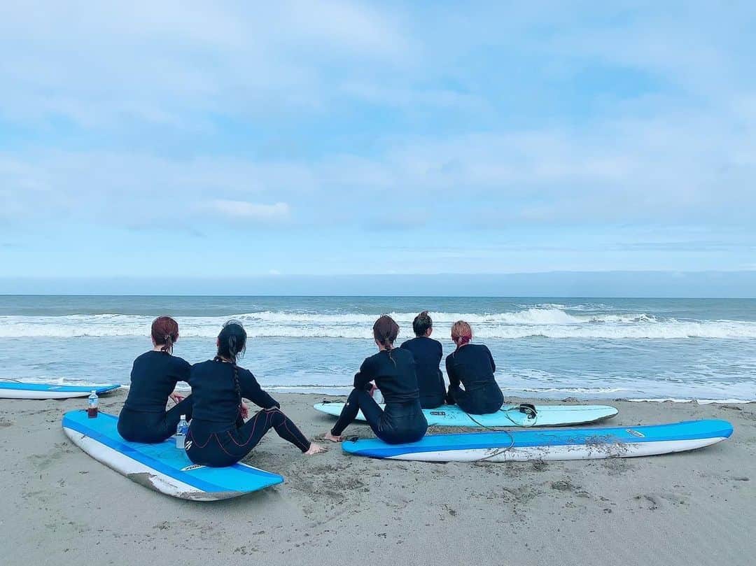 のインスタグラム：「海ボケ♡ surf & turfしよって事で千葉の海ーーー💙 千葉の山でゴルフして 千葉の海でサーフィンしたよ🥰 地元、最強な環境だったね！！！  サーフィンは4年に一度のペースをこれからもう少し行けたらいいなっ🙃 ボードに乗れるようになりたい！笑 #サーフィン　#ゴルフ　#趣味　#海　#山　#大自然　#食　#買　#酒　#ゲ 再投稿、、コメント読んだよ♡いつもありがとう！！！」