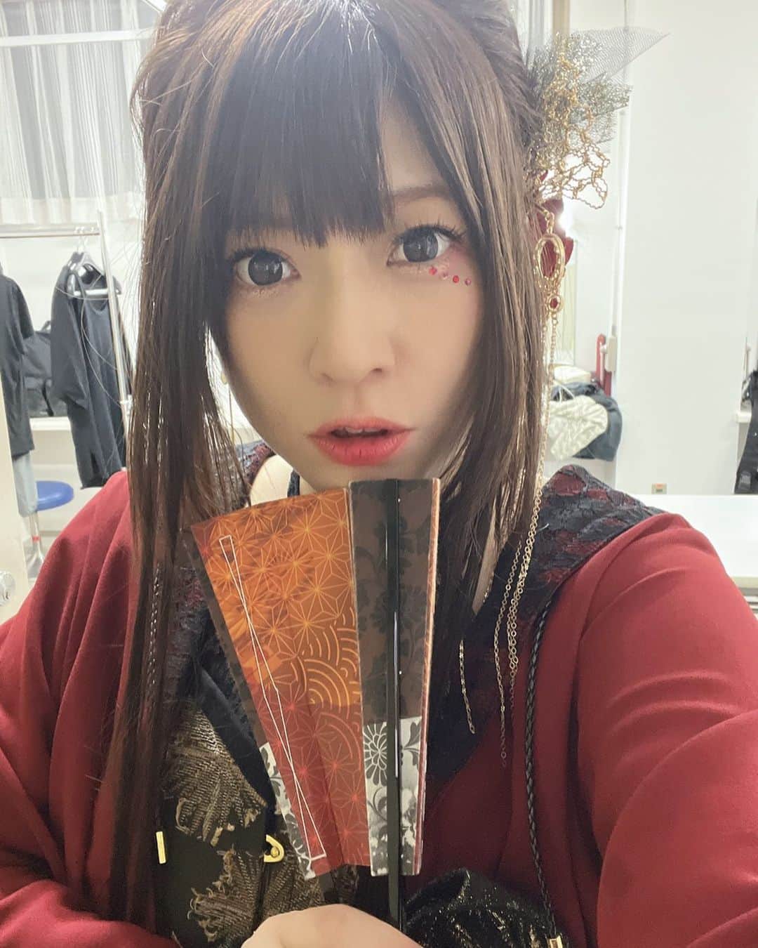 鈴華ゆう子のインスタグラム：「怒涛の３日間でした。ペース配分バッチリいけました。３日先までのスケジュールを見ながら、自分の体と向き合って、体力回復がこれまでとどのくらい違うのかとか、移動による負担のかかり方とか、一つ一つが知識となり経験値となっています。 今の私の身体という楽器からどのような音楽が生み出されているか、まだまだ続くツアーの中で、感じていただければ光栄です。 全世界のママがんばれ。私が味方だ。 そして、今日は群馬ありがとうございました！ 和楽器バンドとしては、初上陸でした。 子供たちも多かった印象でした！ どんどんみんな盛り上がったね！楽しかった٩(ˊᗜˋ*)و また来るね！ #和楽器バンド #鈴華ゆう子 #wagakkiband  #yukosuzuhana」