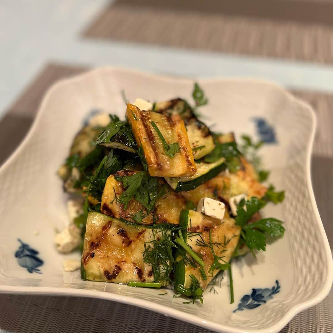 のインスタグラム：「Grilled zucchini with herbs グリルしたズッキーニとハーブとチーズの温サラダ  #zucchini #grill #vegetables #ズッキーニレシピ #salad」
