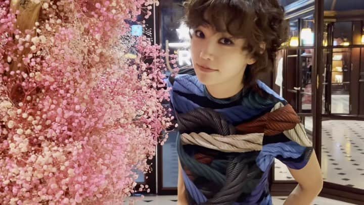 イ・ユリのインスタグラム：「안녕 🤚  설정 과다하게    내 안에. 웃음 버튼  #이유리」
