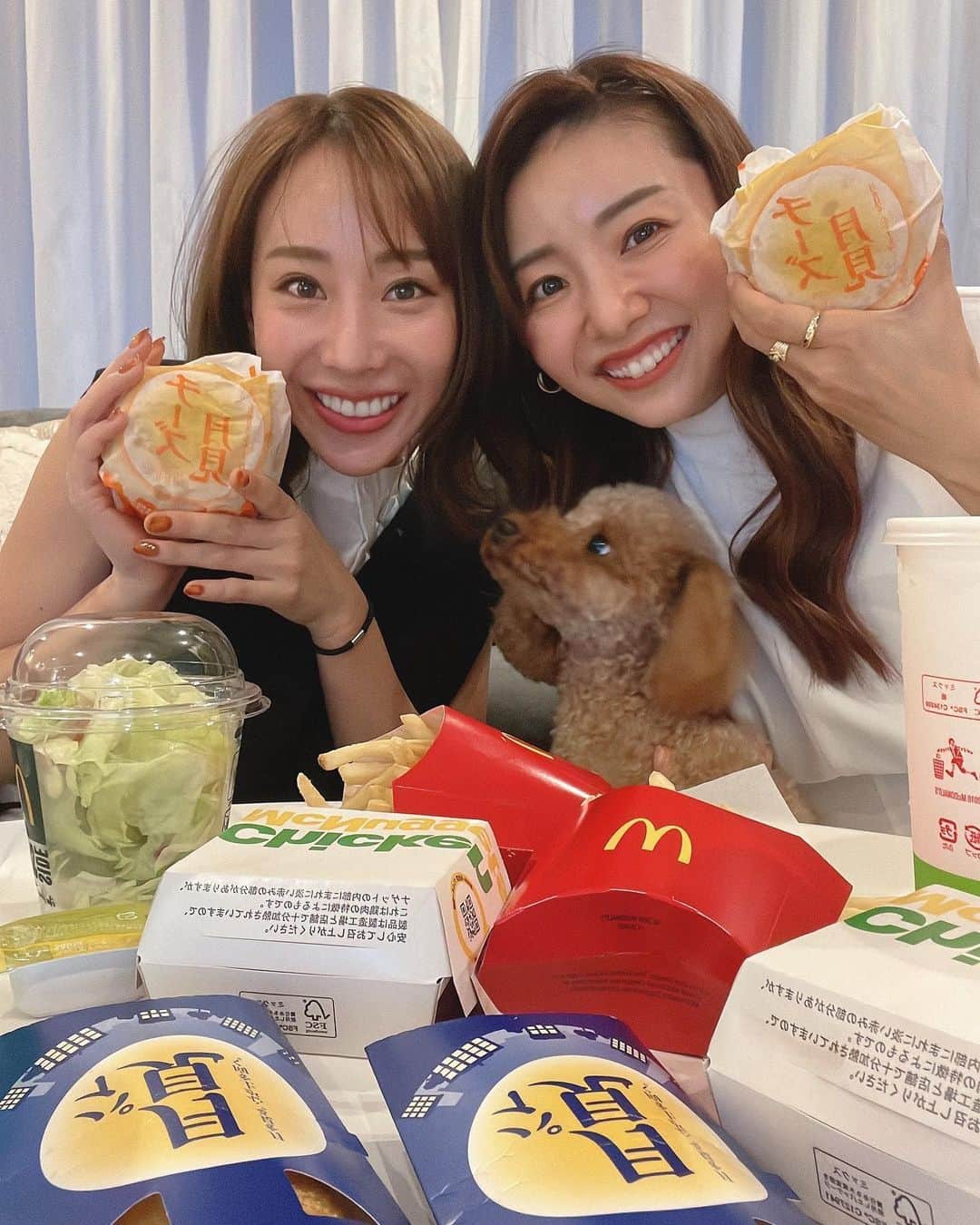 のインスタグラム：「お月見チートデー🌙🍔 🌙🍔 🌙🍔 🌙  満月の日に、初宝塚に行ってきました〜偶然の月組公演🌙😂✨  もう大興奮すぎて、ディナーも月組に合わせてお月見バーガーでフィーバーしたよおおおおおお宝塚さいこおおおお!!!🌙🍔❤️  演目がグレイトギャツビーだったので、おうち帰ってデカプリオ様の方の映画華麗なるギャツビーも見てお月見したよ🌙（完璧すぎるデートじゃない？🤤）  心も身体も目もお腹も満たされすぎた1日でした😂❤️お月見チートデー最高🥹❤️  また宅トレ頑張る🥹✨  #チートデー #楽しむ時は思い切り楽しもう #月見バーガー もいろんな種類あるのね #月見パイ も食べたよ #宝塚の皆様綺麗すぎて感情大洪水状態 #溢れる感情が多すぎて言葉にならない #目が2つじゃ足りない #目20個くらい欲しい #そのくらい舞台上見たいところ多かった #りょこたんありがとう #ヲタ活  #宅トレ」