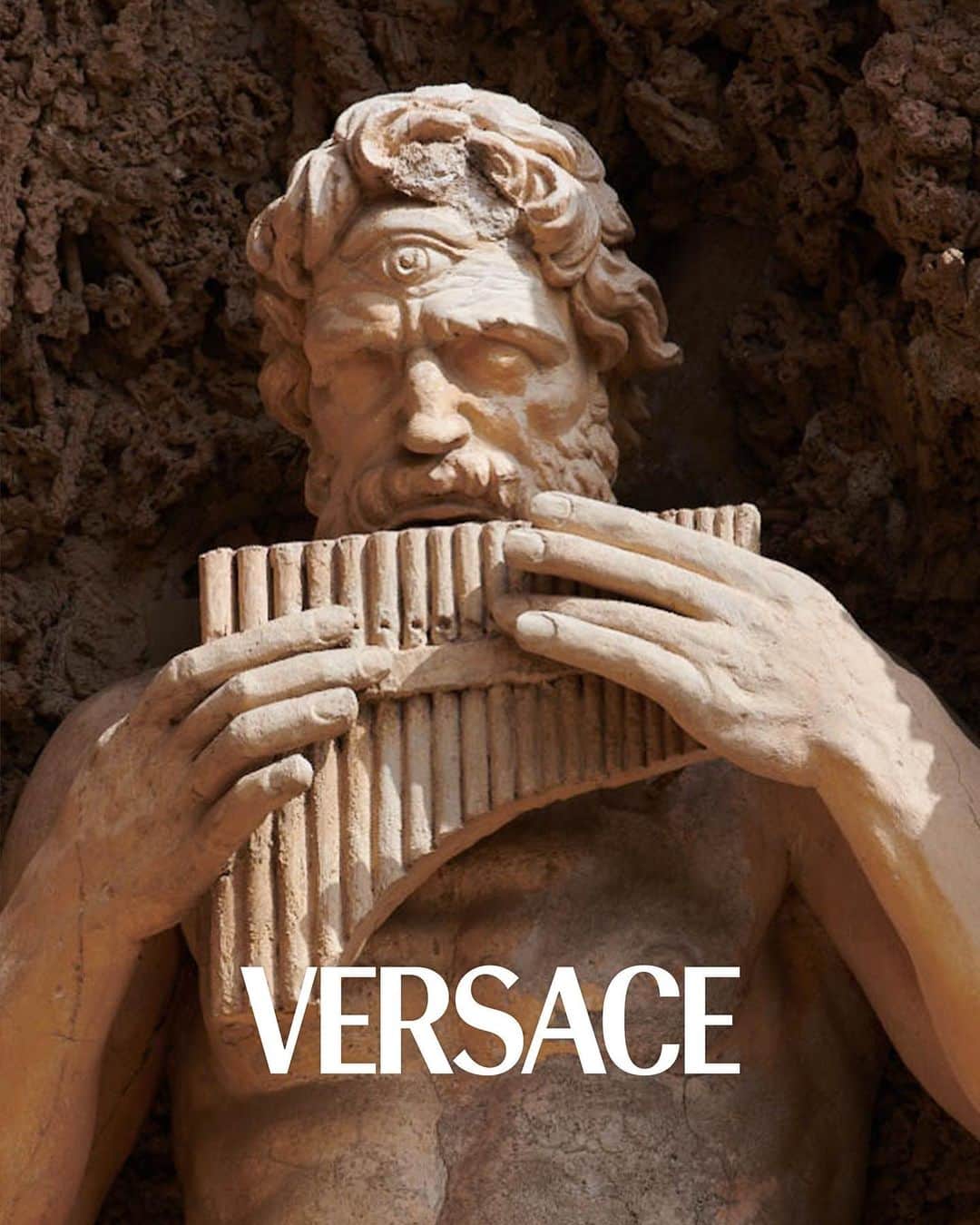 ジャンニヴェルサーチのインスタグラム：「Excess, Empower, Versace,  A 17th-century palazzo outside Rome is the backdrop to the Fall-Winter 2022 campaign, it's sculptures of gods and colossals, and ornate stucco flourishes, serving as both inspiration and juxtaposition to the new season collection's proposition of modern opulence and subversive rebellion.  The #VersaceFW22 collection and campaign, now at Versace.com via the link in bio.」