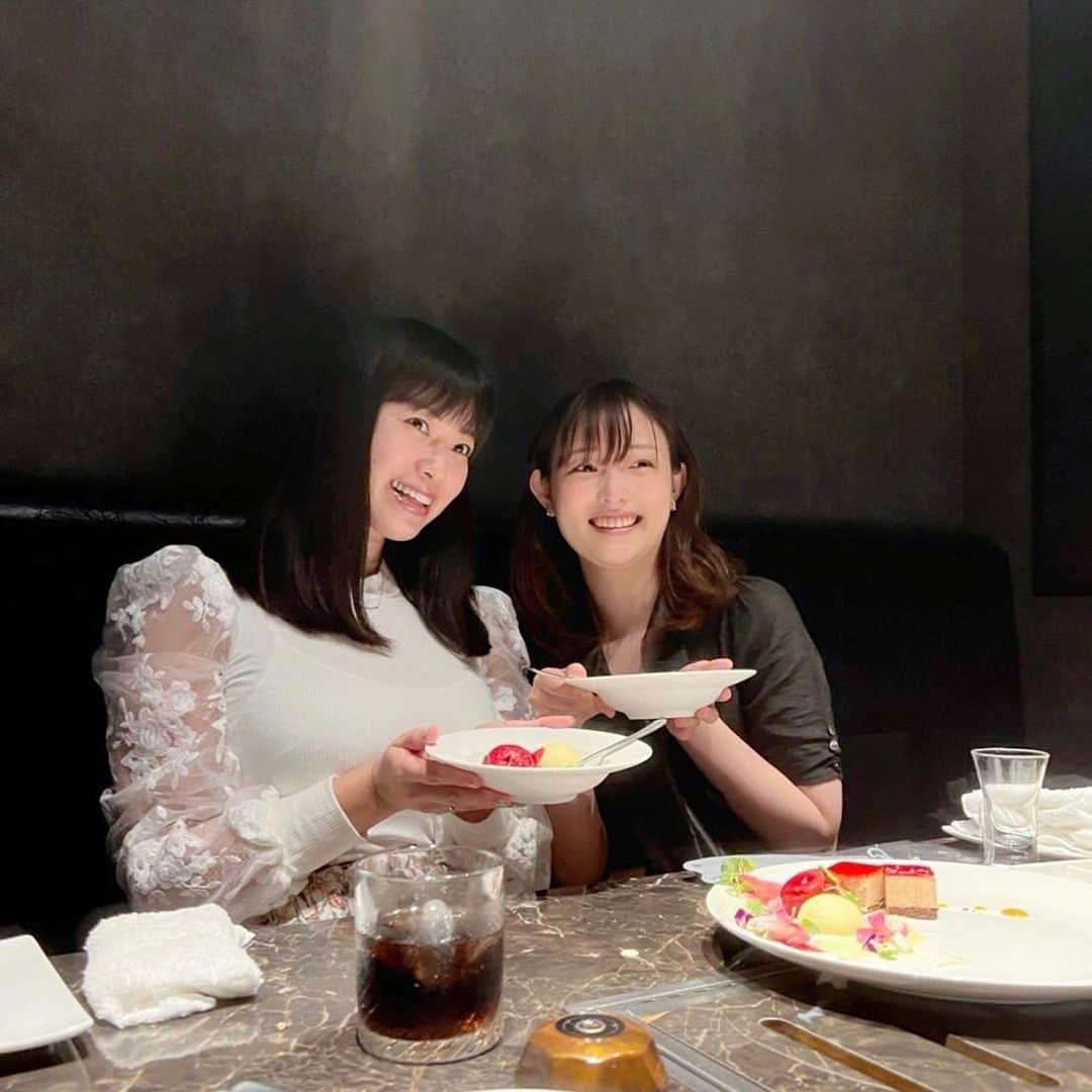 小田飛鳥のインスタグラム：「久々に京橋の新進気鋭さんに🫶🏻🥩 ひーちゃんとお邪魔しました👩🏻‍❤️‍👩🏻 出会った頃、彼女は中学生で、いつも清楚な制服姿で黒髪ロングでお嬢様！って感じの印象が未だに強いです👸🏻 その頃からどっちが年上なのか分からないくらいしっかりしていたけど、私には弱音を吐いてくれたり、凄く信頼されてる気がしてお姉ちゃん面してました🥹 頑張り過ぎちゃうくらい頑張れる子だから時々心配になるけど、きっと大丈夫っていつも信じてる🫶🏻 ひーちゃんに幸あれ💖（最後の写真、めちゃ良くない…😘） #新進気鋭 #新進気鋭焼肉 #お肉 #焼肉 #肉食女子」