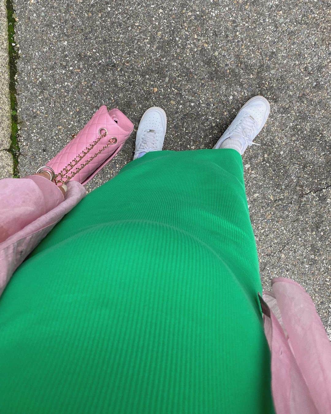のインスタグラム：「💞 🤰🏼 💚 妊娠後期に入って更にぽっこりお腹にっ🫶🏻 成長が愛おしすぎるぅ〜👶🏻✨🌈  秋服でもタイトなワンピをオーダーしてて 早く届かないかな〜っ🤭楽しみだな〜っ👗💭  秋もワクワクがいっぱい🍁💕🫶🏻  #カラフルコーデ #妊婦コーデ #ぽっこりお腹♡」