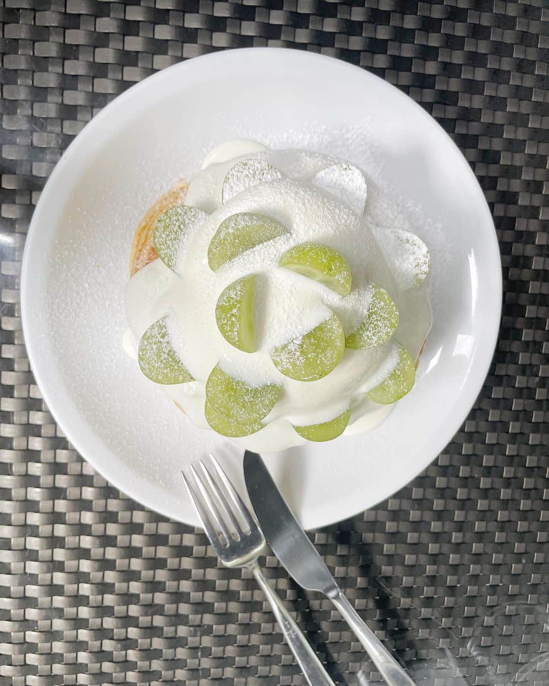 西村歩乃果のインスタグラム：「シャインマスカットが美味しい季節  #cafe #代官山　#ivyplace」