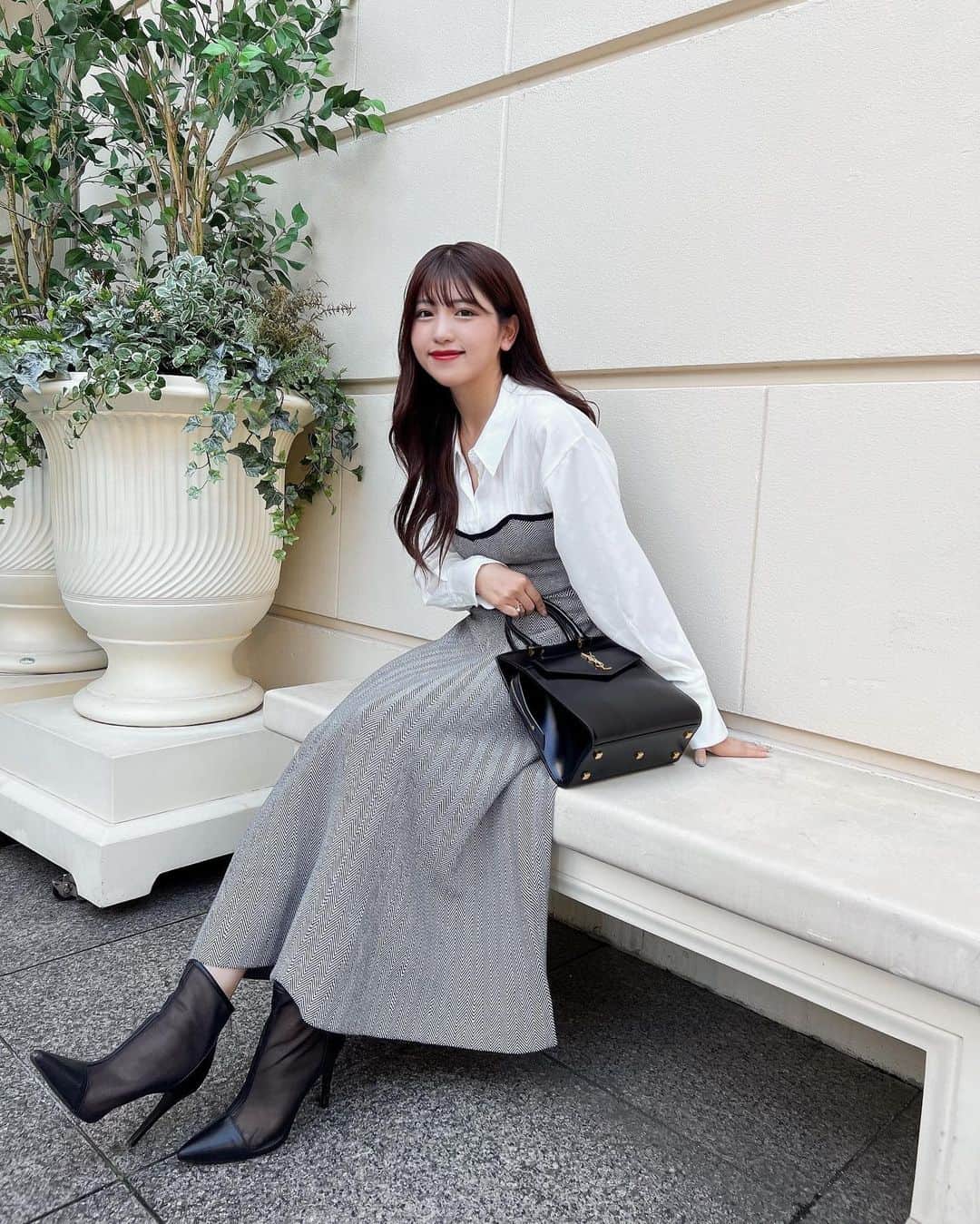 のインスタグラム：「@mercuryduo_com のドッキングワンピ🤍  落ち着いた雰囲気の中にも華やかな印象を与えてくれて、これからの季節に大活躍しそう👧🏻✨  #mercuryduo #マーキュリーデュオ」