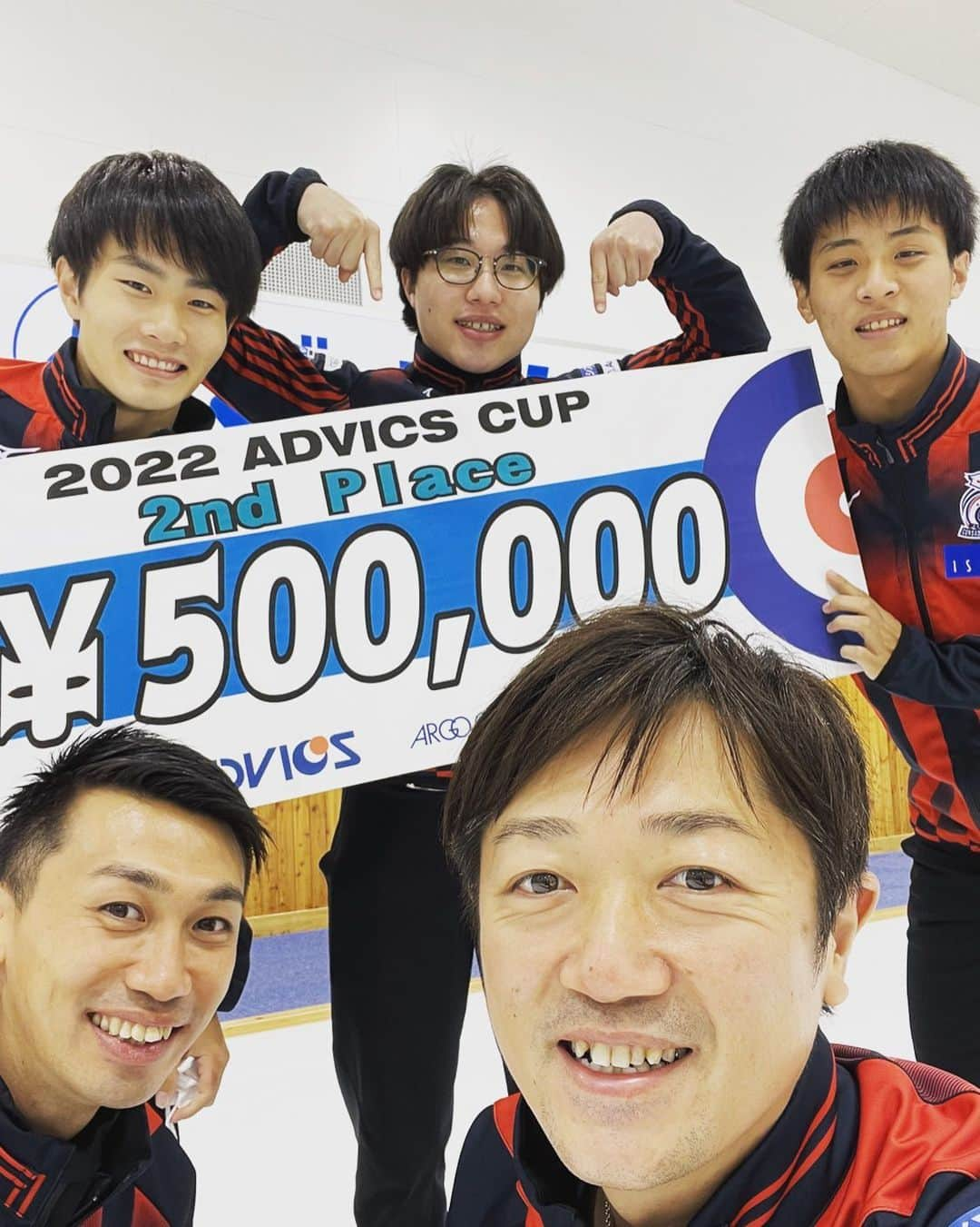 阿部晋也のインスタグラム：「アドヴィックスカップ2022は2位で終了でした🥈 今回はしっかりチーム練習を行って臨んだ大会だったので、少しずつですが試合でもチームとして上手く機能し始めた感覚があります。 とは言えシーズンは始まったばかりで、まだまだこれからのチームなので、練習・トレーニング・試合を重ねて、より良いチームを作っていきます🔴⚫️🥌  久しぶりの有観客試合はとても嬉しかったですし、少し懐かしくもありました笑 現地観戦、YouTubeを通しての応援ありがとうございました‼️  #北海道コンサドーレ札幌 #コンサドーレ #コンサドーレカーリングチーム #カーリング #ishiya #あいプラン #hardlinenation #シズナイロゴス #永山運送 #アクエスティ #エゾデン #mizuno #エアルファースト #アドヴィックスカップ2022 #アドヴィックス #advicscup2022」