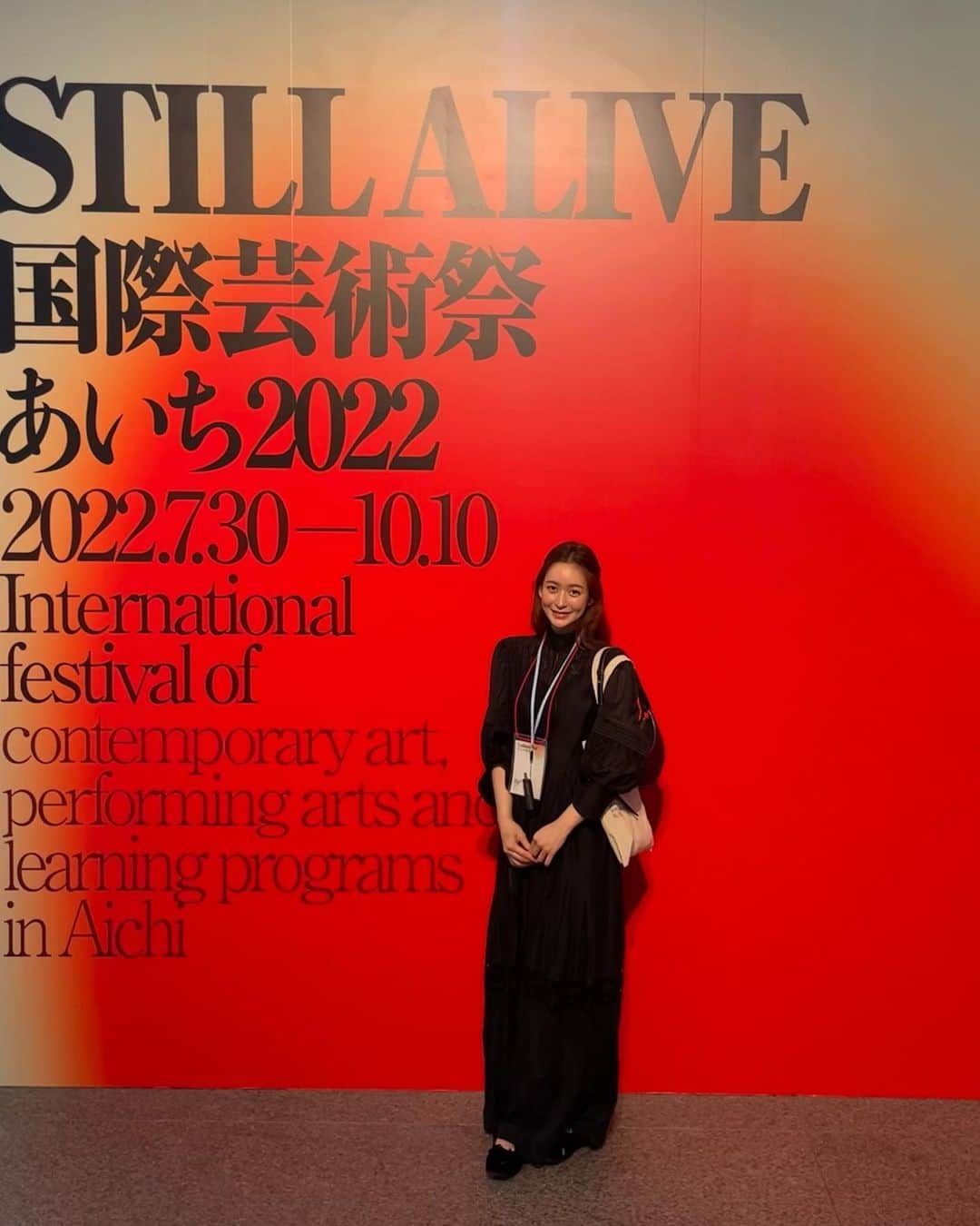 のインスタグラム：「実はアンバサダーを務めさせていただいている 愛知国際芸術祭2022 STILL ALIVE ❤️‍🔥  @aichi2022   7月から始まったこの芸術祭🖼  私も遂に愛知に上陸して 芸術祭を心一杯楽しんできました📍  #河原温 の1970年に始められ、 2000年までに約900通が世界各地の知人、 キュレーターなどに送られた電報を用いた I Am Still Alive シリーズから始まる今回の展示。  世界中から集められた 約100組のアーティストのStill Alive🔥 10月10日まで開催されているので 愛知の方、愛知を訪れる予定がある方々、 皆さん、是非行ってみてください📽❤️‍🩹✒️  #RomanOndak #PabloDávila #MisheckMasamvu #KazOshiro #FannySanín #AndréKomatsu #art #愛知2022」