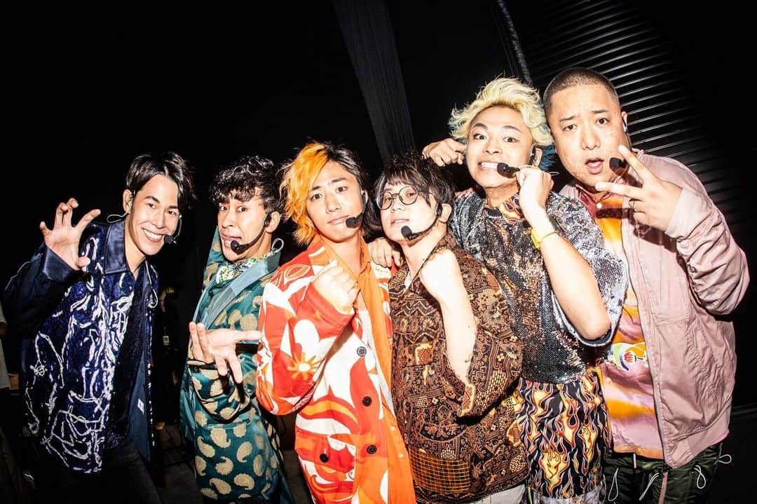 としみつのインスタグラム：「2022.9.11 ぴあアリーナMM T 東海オンエア C カモン東京！！ G ゴッドオブエンターテインメント 〜こんなのアリーなんですか？  イベント大臣として色々至らない点は多くて迷惑たくさんかけたけれど、なんとか本番を終えることが出来ました。  僕の今回のイベントをやる上で大切にしていたのは大きく２つ。 こんなに大きなステージになっても、とにかくみんなの近くに行ってあげたかった事と、6人でやり遂げたかった事。  ダサくてもいいから、いつもの自分達を見せたくて、一年近く企画してきました。まるでゴールみたいな雰囲気に感じがちだけど、僕らは常に目標のないグループなので、これからもこのスタイルは変わらないと思います。そんな自分達を愛してくれる人たちを愛したいし、愛されたい！愛してるぜ！！  本当にありがとうございました。 超アイドルムーブ、まっっっじで最高に気持ちよかったです笑  #東海オンエア #こんなのアリーなんですか」