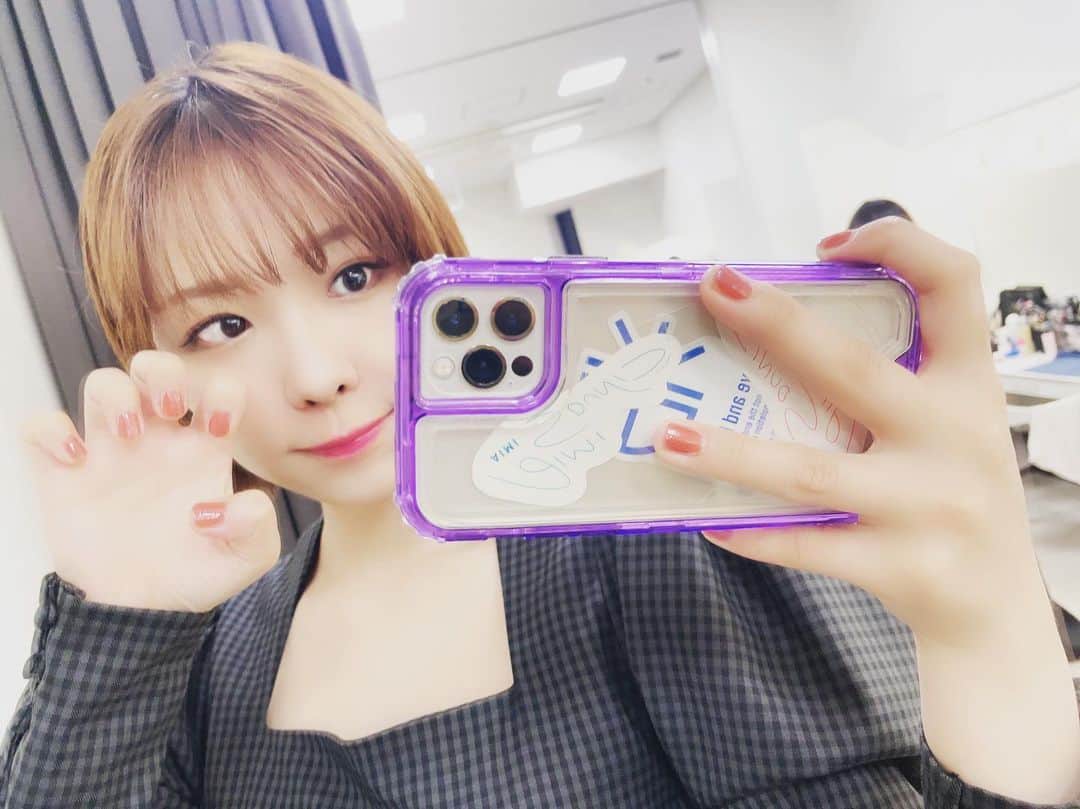 愛美のインスタグラム：「じわじわ顔つきが変わってきて、アイメイクを彷徨う毎日👽」