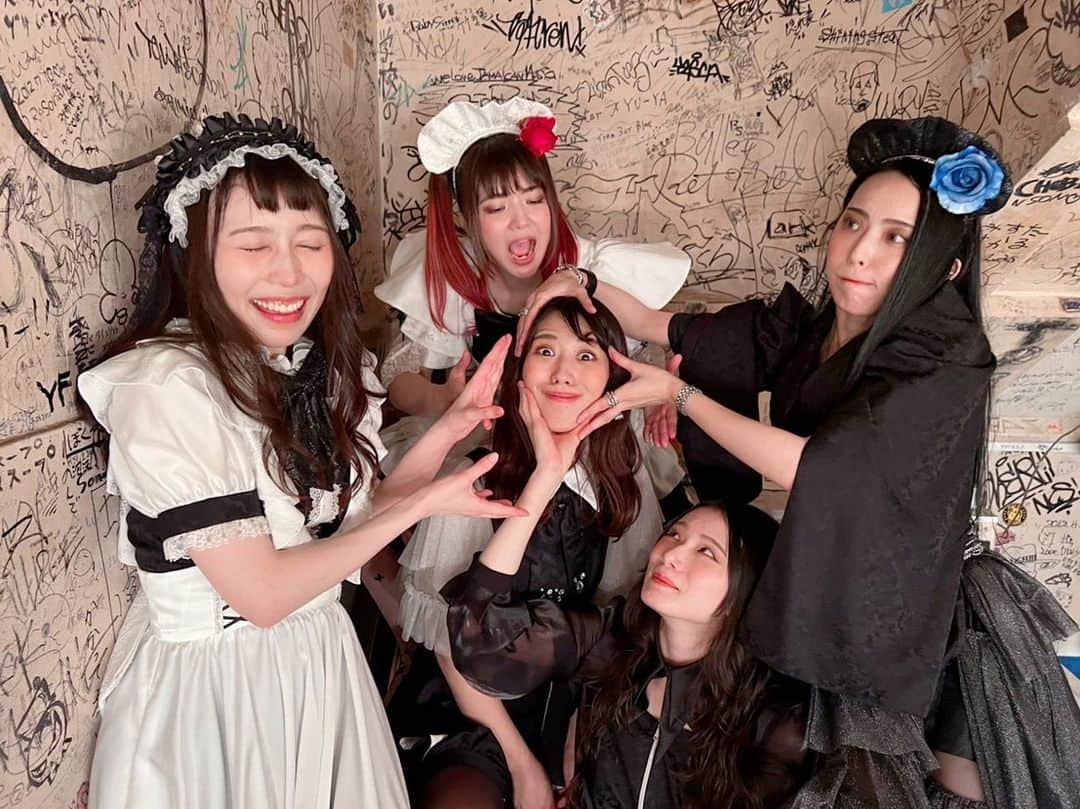 遠乃歌波のインスタグラム：「先日、BAND-MAID PRE US OKYUJI in JAPAN"全5公演が終わりました✨  最終日は思い出のライブハウスEGGMANでした!!  週に何回も出演していた思い出しかない場所に戻って来れて本当に嬉しかったです(´；ω；｀)✨  距離がとっても近くてドキドキしちゃいました！🤣💕  4枚目の写真は… さいちゃんがメンバーに集合をかけて、 最後にセットリストになかった新曲「infulencer」をやろうと言ってる所です！  (正直、焦りました😂ふお！)  何年ぶりのアンコールだったんでしょうかね…ふふふ(*´꒳`*)💕  さてさて、、 この後もお給仕に影響された曲を作りつつ、10月のUS OKYUJIに向けてまた頑張りますよおお!!✨  日本のご主人様、お嬢様！ 1月9日のガーデンシアターでまたお会いしましょう💞  "BAND-MAID PRE US OKYUJI in JAPAN" finished!!✨  NEXT! US OKYUJI 💞  We're looming forward to it!!  #bandmaid #prs #prsguitars #japaneserock」