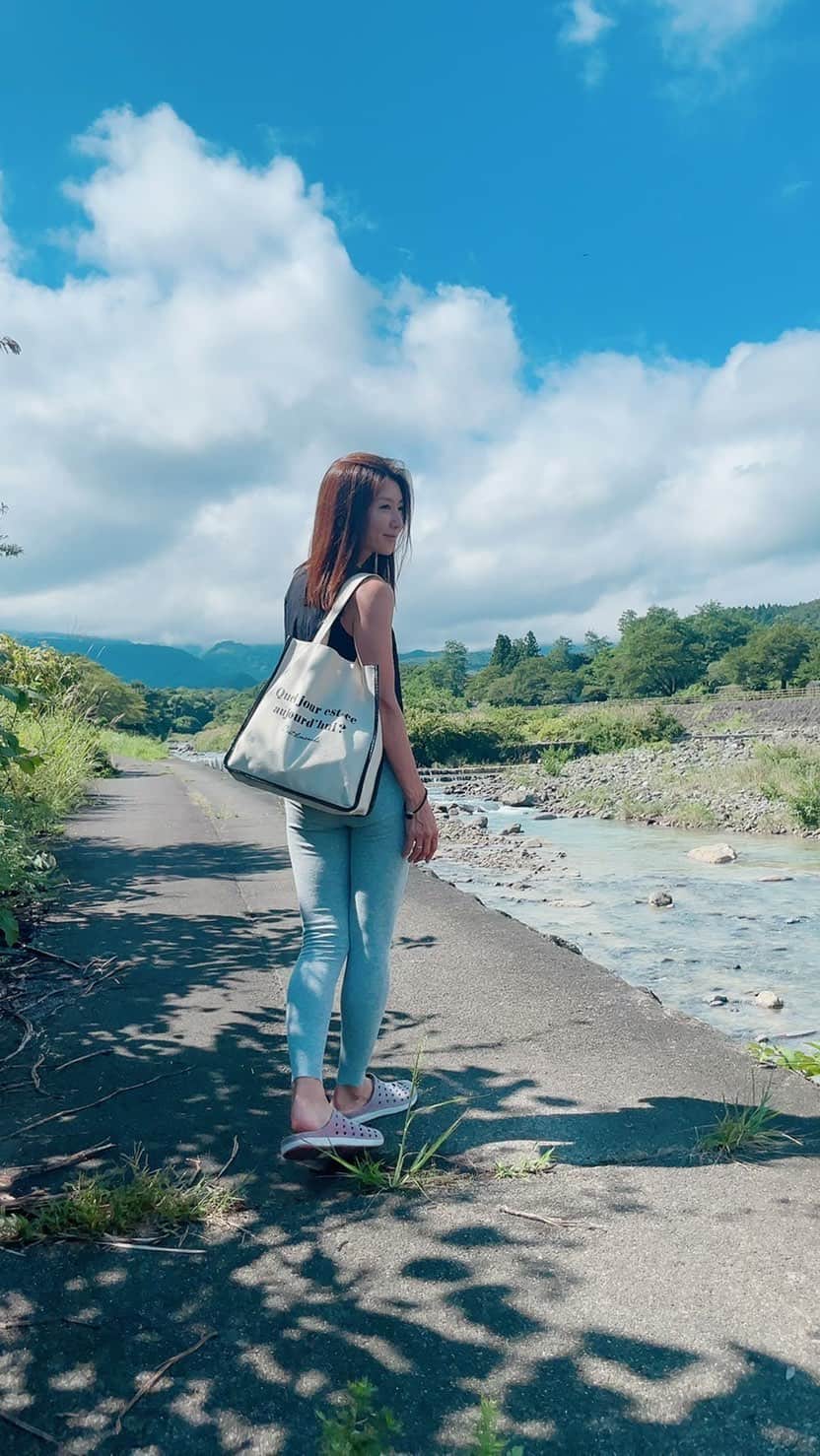 坂田陽子のインスタグラム：「温泉から歩いて帰る途中にあまりにも水が綺麗で立ち寄った河川敷。 空も川も水の流れも緑も空気も全てが美しい。そしてゆったりとした時間が流れている。なーんも気にしない。気にならない。 ・ またマッサージチェアでビール片手に寝落ちしてたら、カナさんの姪っ子ちゃんが近くの #蔵王酪農チーズセンター  #cheesecabin  に連れてってくれた。 羽二重餅に包まれたクリームチーズとマスカルポーネ。買い占めなかったのを後悔するくらい好き❤️ ・ 仙台駅のホヤに牛タンに笹かま、ずんだ餅。 遠刈田温泉近くのお豆腐屋さん。鴨蕎麦、 道の駅の茄子や金時草などの新鮮野菜、胡桃入りの紫蘇巻きはお酒のおつまみに最高だし、蔵王チーズの美味しさよ。 ・ 今回の蔵王リトリート。 魅力的な食べ物があり過ぎて 心のデトックスは出来ても 腸内デトックスは出来ないな笑」
