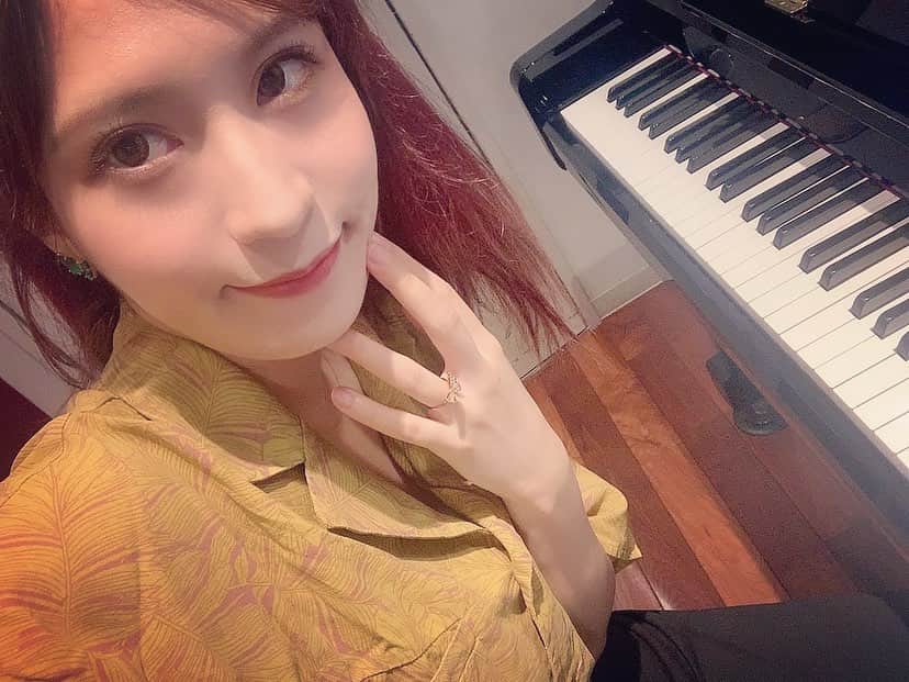 のインスタグラム：「土日ほぼ予定を入れなかったら完全に腐りました✌️ あ昨日は神楽坂行ったか。楽しかったな。でも夕方以降は生ゴミになってしまいました…さすがに一日半はヤバイと思って今日夕方無理矢理スタジオに入ってきました。 昔から、予定の無い完全オフの日を所謂"有意義な一日"とか"充実した時間"にすることが出来ません。 だから、たまに丸1日オフを作って朝→晩→朝と生ゴミ生活をし、他の日はぼかすか予定を詰め込む！ そういう極端な生き方しか出来ない自分を、最近はちょっぴり認めてあげています🤭  こんな日もありながら、一応少しずつ再始動しはじめております🎹 今は週一で動画を上げたり、ユニットで外に弾きに行ったり、ライブを計画したり…落ち着いてきたら単独の配信ライブもやってこうかなと思ったりしています。皆興味ある？見に来てくれる？？  動画を再び上げ始めてから日本はもちろん海外からもコメントやメッセージを頂いていて(Google翻訳ヘビーユーザーになりつつある)、私のやってることって意味あんだなぁと嬉しく思っています。 皆それぞれの人生にそれぞれのドラマがあり、その中で私のピアノが救いになっていたり、私の影響でピアノを始めた人がいたり、とにかく愛を伝えてくれたり、事務所にイチゴが届いたりカナダから花束が送られてきたり…😆 そういう全員と交流しながら活動していけたらいいなぁ、とふんわり思っておりますなぅです。  私活動の波がすごいじゃないですか。全く何もしない期間が年単位で続いたりとか…自分がどうしたいか！をその場その場で大事にしすぎてきたし、それで皆をぶんぶん振り回すし、物事を過剰に感じる特性もあるので、例えばその時の自分にとってnot goodなものを目の当たりにすると全部シャットアウトして完全停止して、なんか勝手に心を痛めて生きてきたけど、大人になって自分の心の仕組みや直さなければならない部分、扱いと対処法が細かにわかってきた今、また頑張ろう！という気持ちになっています。そして今、悩んだり試行錯誤しつつも毎日が楽しいです🤗  …と話が逸れましたが、そんな感じで頭の中は計画がいろいろ進行しています！ まーた私が勝手に一喜一憂して歩みを止めてたら、皆でおしりを叩いてね❤️  #チーズ月見美味しかった #今年は特に美味しい気がする」