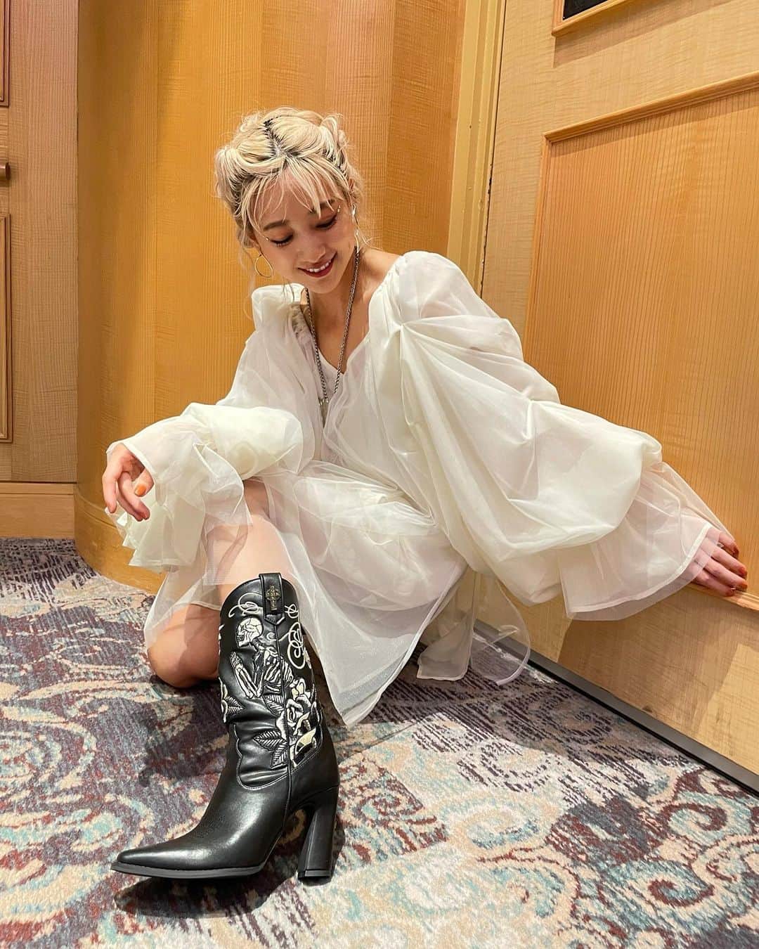 伊藤千晃のインスタグラム：「先週の土日は久々のイベントでした🎤 ⁡ スタイリングもそれぞれイメージを変えて楽しんだよ👗😉 ⁡ Nagoya styling✨  part1 dress @labelleetude_official  shose @yelloshoes_official  accessory @togaarchives  ⁡ part2 jacket、pants @victoriabeckham  shose @yelloshoes_official  accessory @togaarchives  ⁡ ⁡hair&make @junkokobayash  stylist @utsumisaoriii   #labelleetude #yelloshoes #toga  #ワンピースコーデ  #ウエスタンブーツ #セットアップ #カラーコーデ」