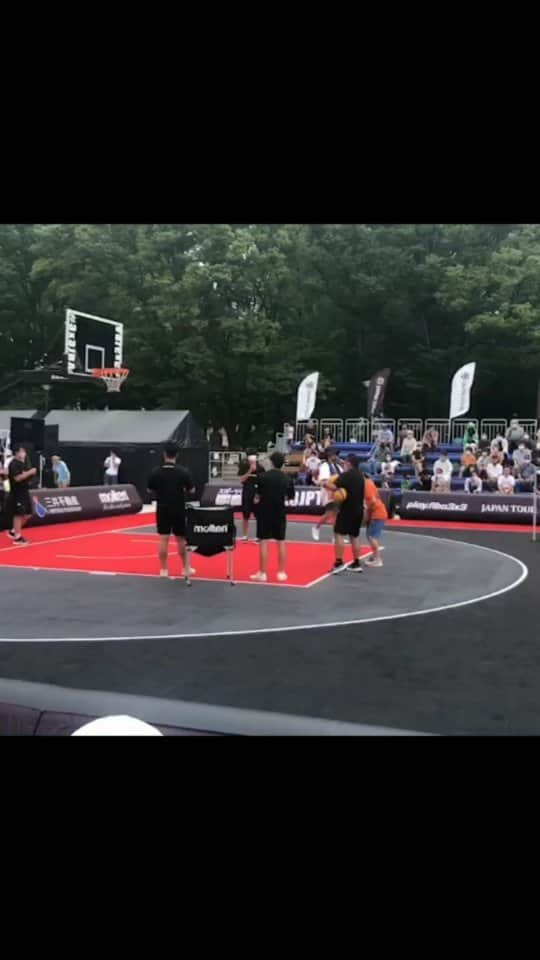 浅利陽介のインスタグラム：「おはようございます。#3x3 の試合でフリースロー打ってきました。緊張して一投目外すとはー・・・ #mcmamushi に促されスマホリングを頂きました笑」